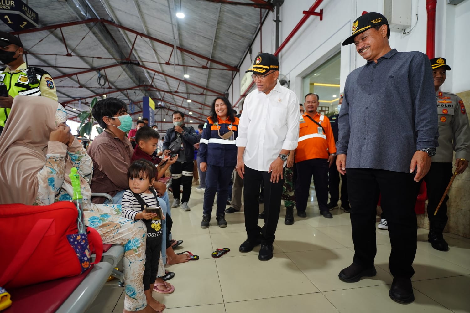Foto 6 dari 10: Dampingi Menko PMK Tinjau Stasiun Kereta Api, Wali Kota: Ada Banyak Manfaat dari Kunjungan Pejabat Pusat