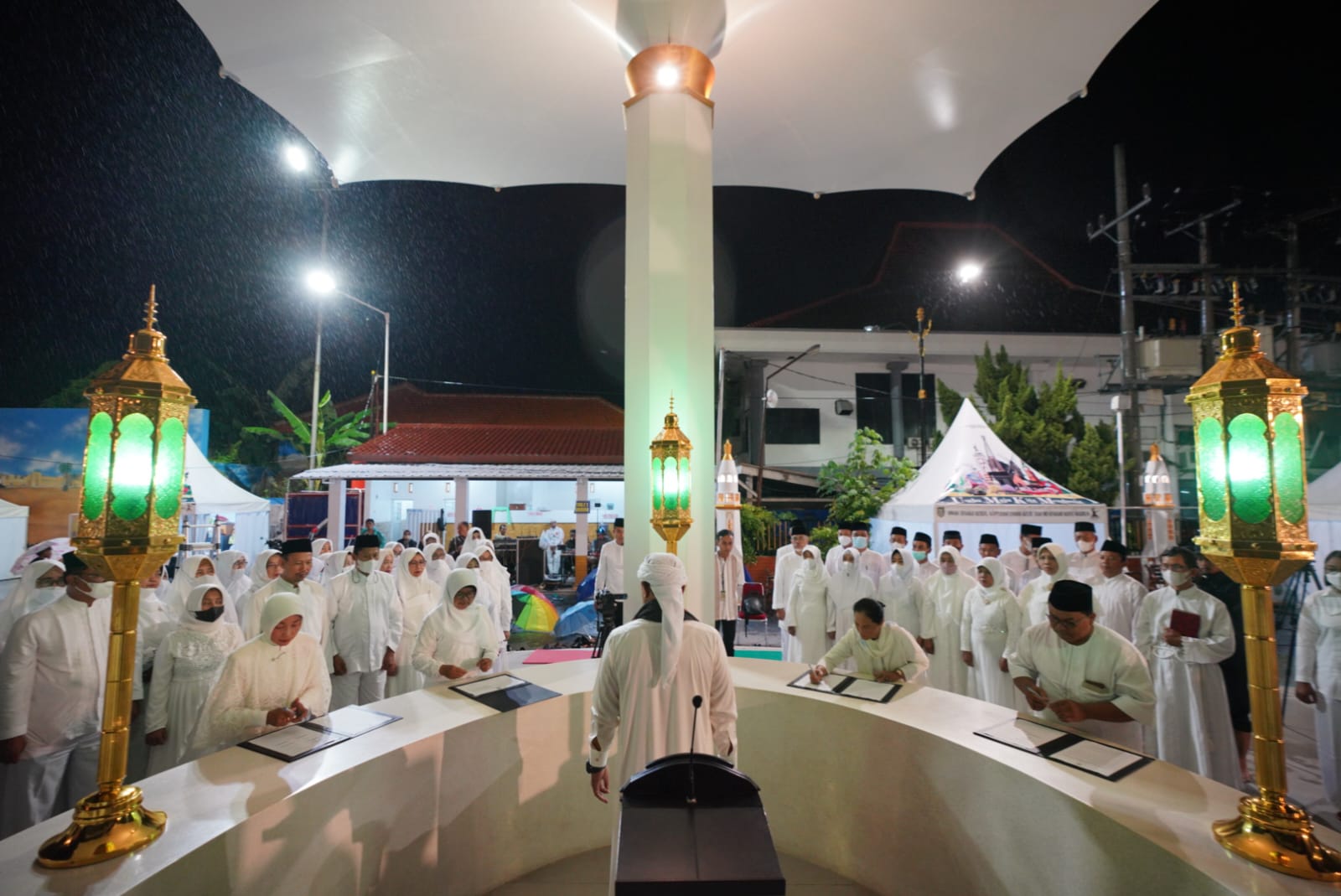 Foto 4 dari 7: Lantik Pejabat Di PRC Malam Hari, Wali Kota : Agar Selalu Ingat Tuhan Dalam Bekerja