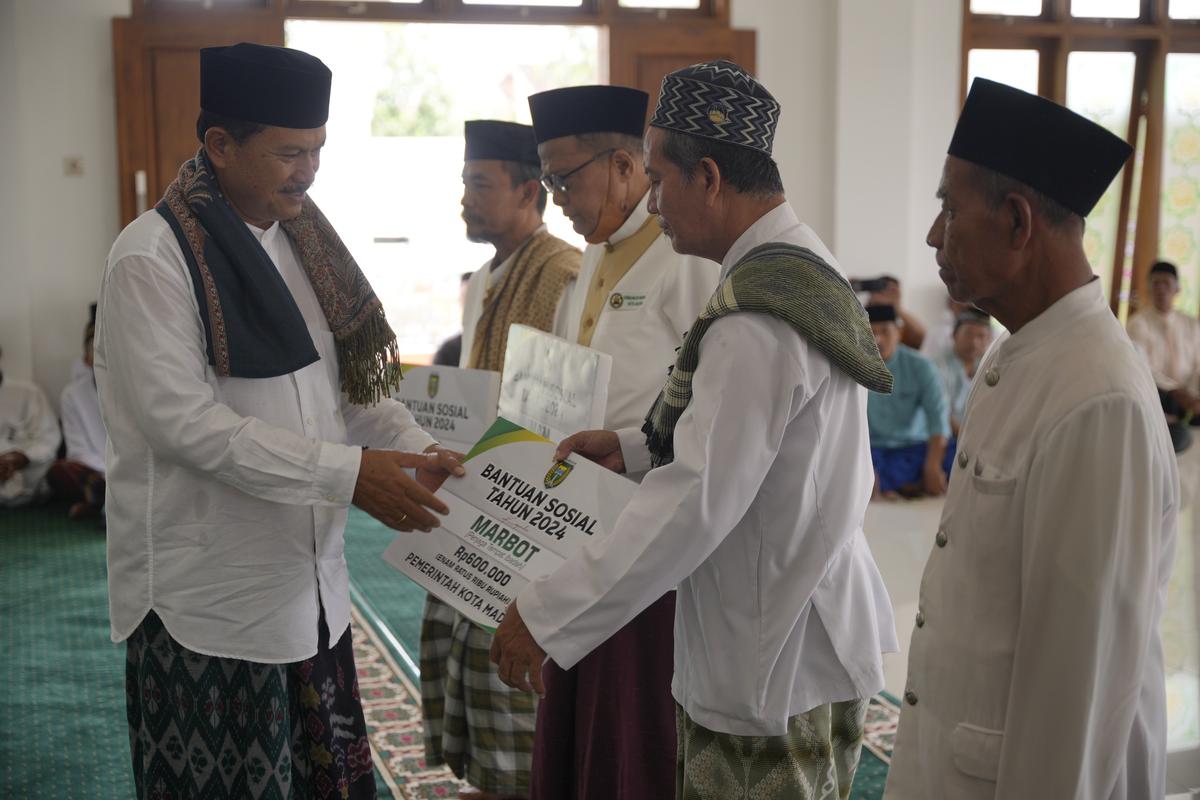 Foto 1 dari 8: Peringati Nuzulul Quran, Wali Kota Juga Serahkan Bansos Untuk Imam Masjid, Marbot, dan Tokoh Agama