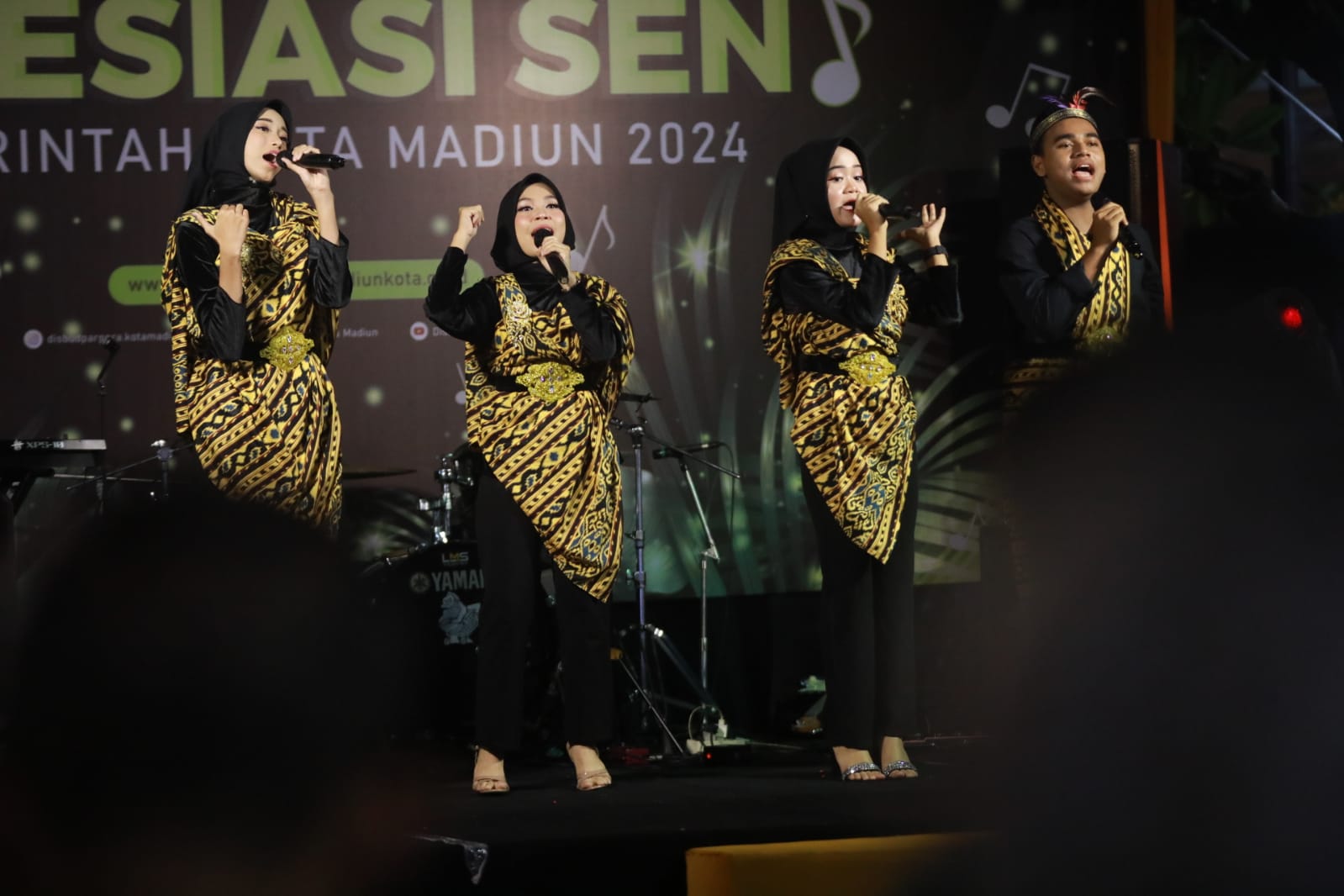 Foto 12 dari 12: Hadiri Pagelaran Seni, Wali Kota Juga Serahkan Hadiah Lomba Vocal Group di PSC