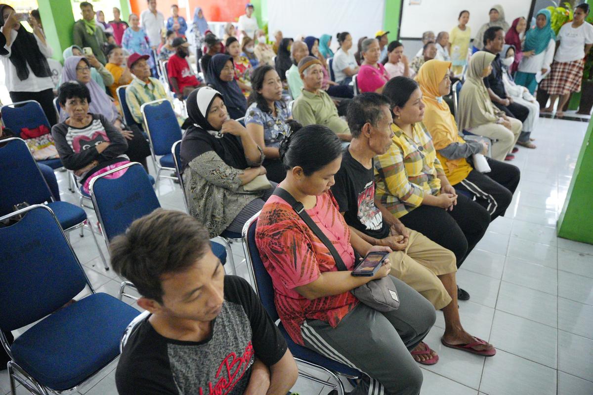 Foto 4 dari 6: Salurkan Bantuan Pangan, Wali Kota: Lebaran Tidak Ada yang Kesulitan Bahan Kebutuhan