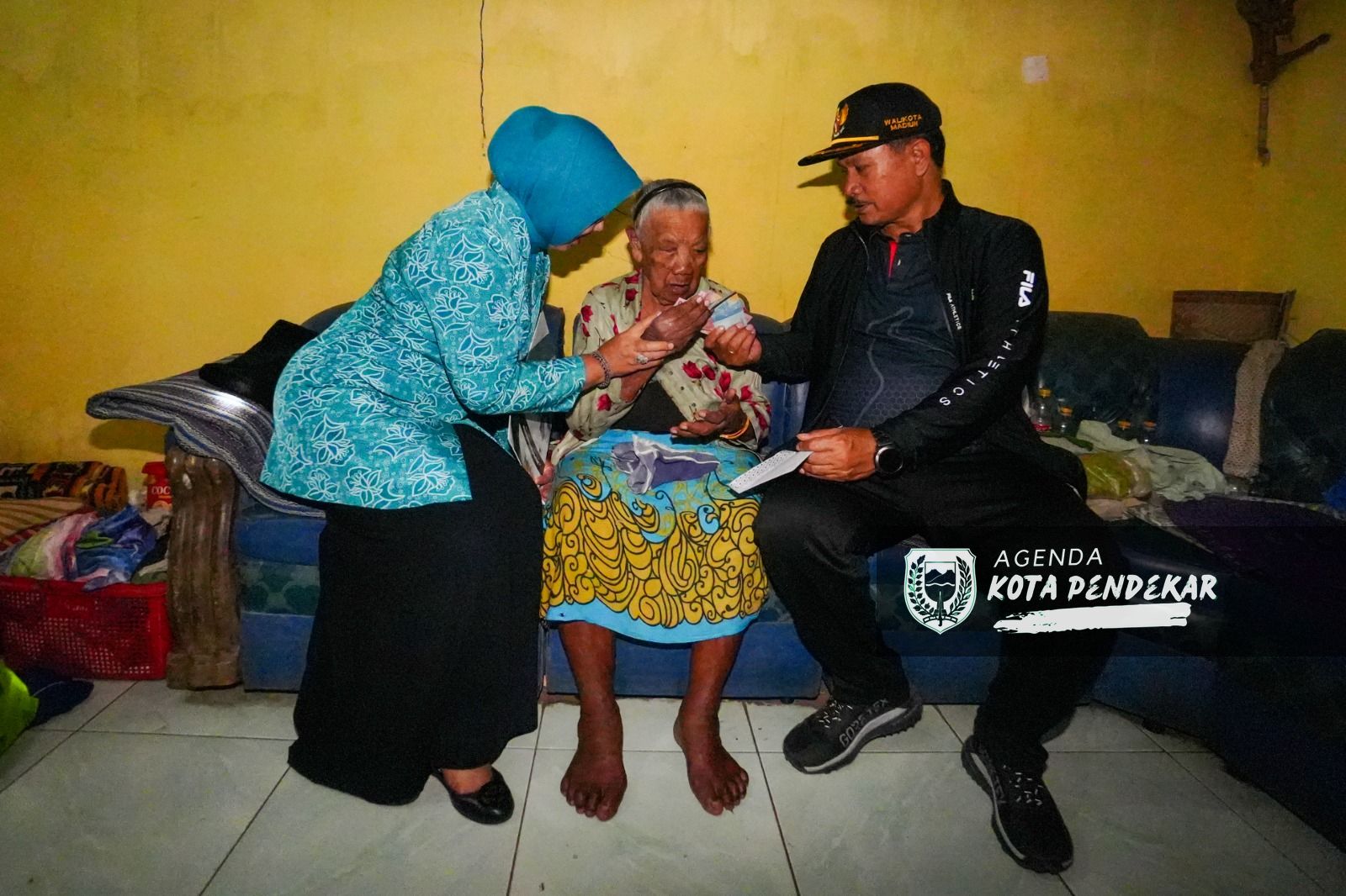 Foto 4 dari 8: Salurkan Bantuan Kursi Roda, Wali Kota Harap Jadi Semangat Warga Yang Membutuhkan