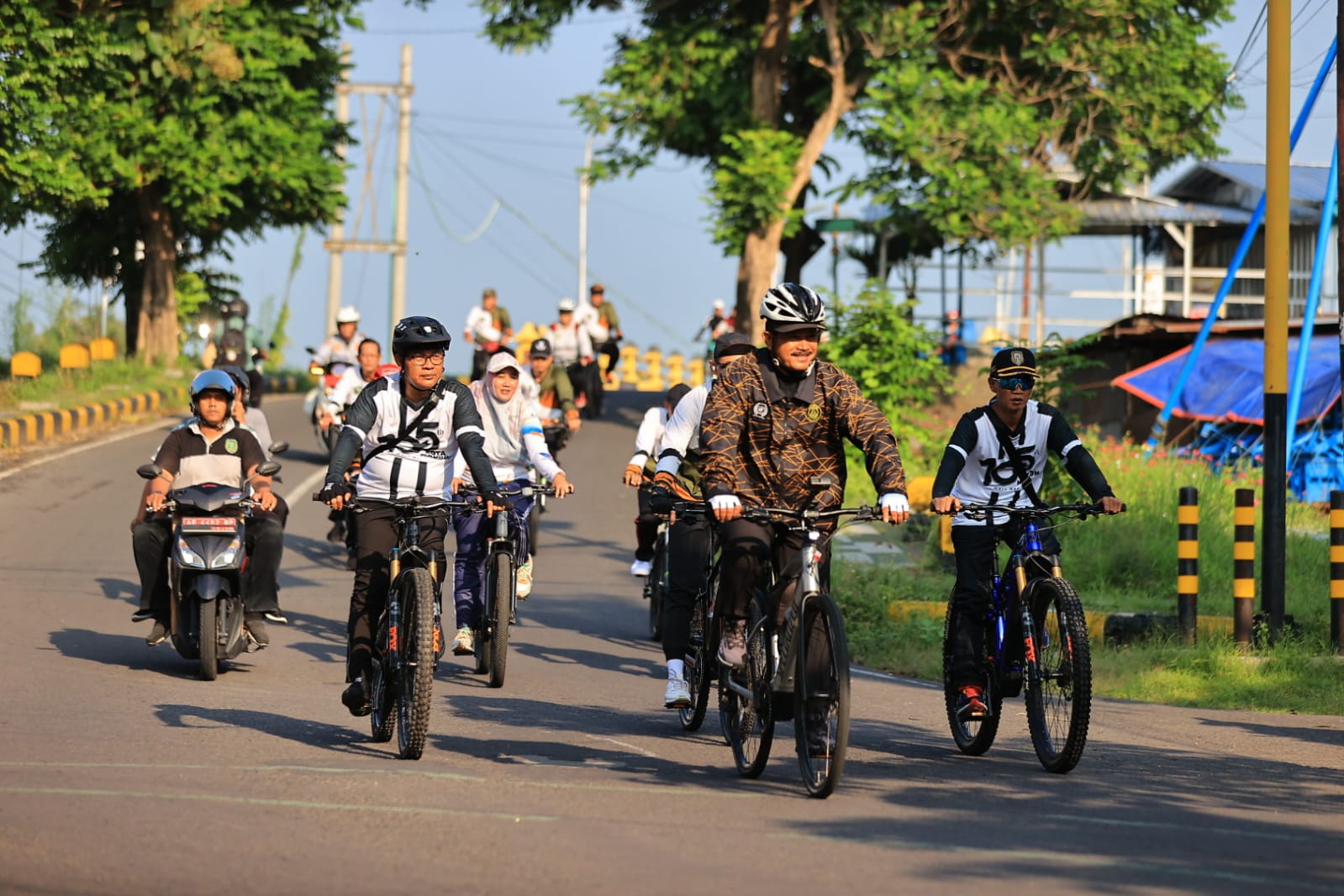 Foto 7 dari 7: Beri Pembinaan Pejabat Pemda Usai Gowes Bersama, Wali Kota Pesan Jaga Kesehatan Agar Pelayanan Makin Prima