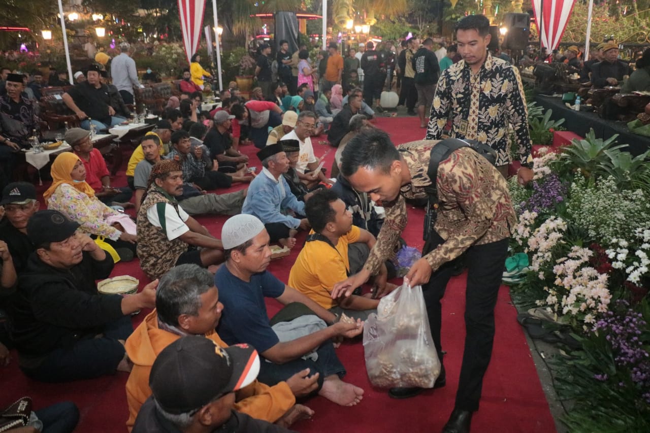Foto 12 dari 16: Tak Hanya Beri Hiburan, Wali Kota Juga Salurkan Bantuan dan Borong Jajan untuk Dibagikan Saat Pagelaran Wayang