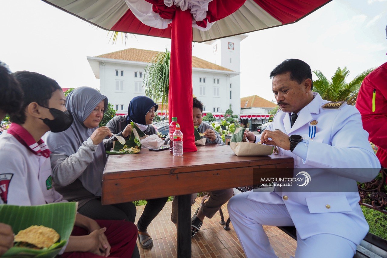 Foto utama berita: Syukuran Kemerdekaan, Wali Kota Bagikan Pecel Porang Kepada Warga
