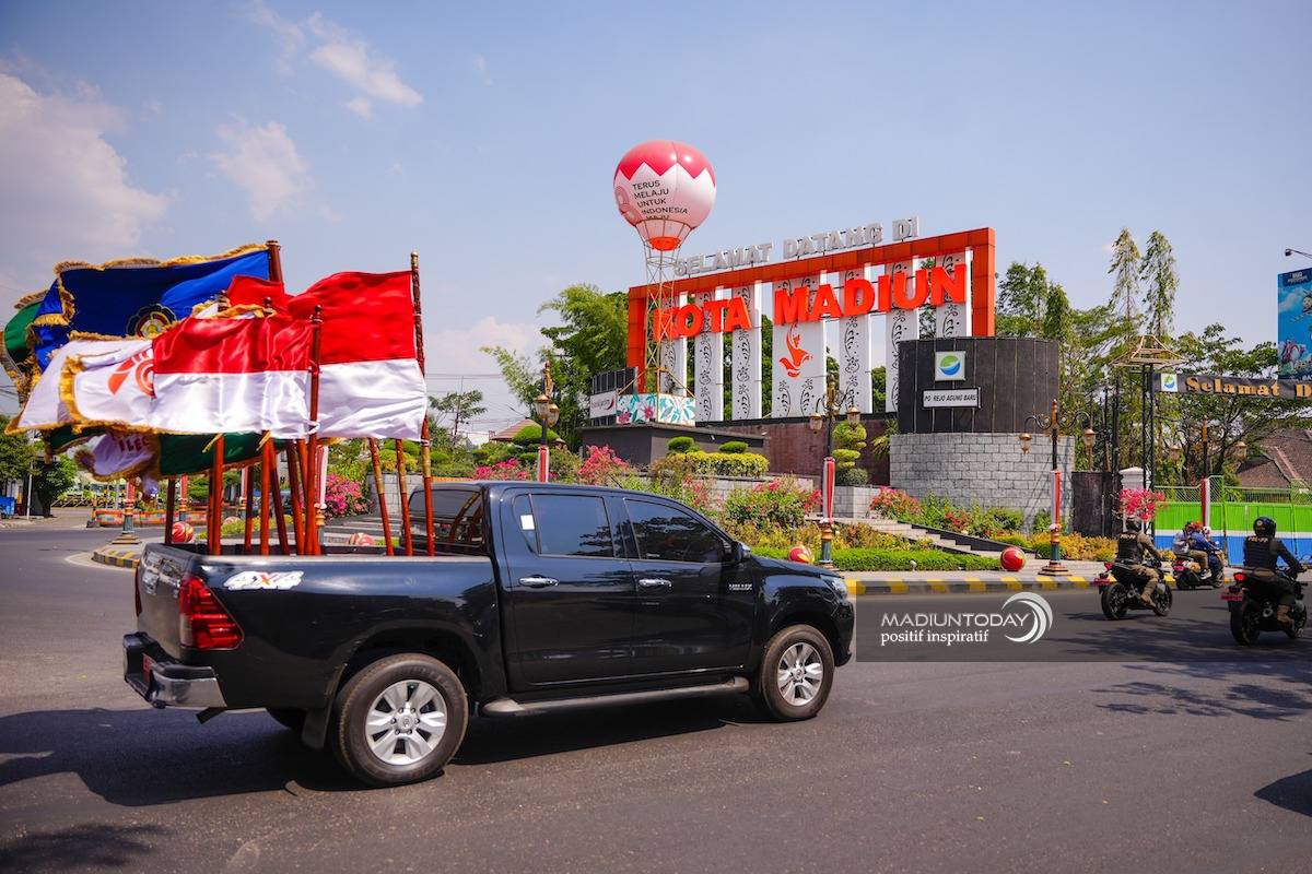 Foto 6 dari 9: Penyambutan Luar Biasa Kirab Pataka Jer Basuki Mawa Beya