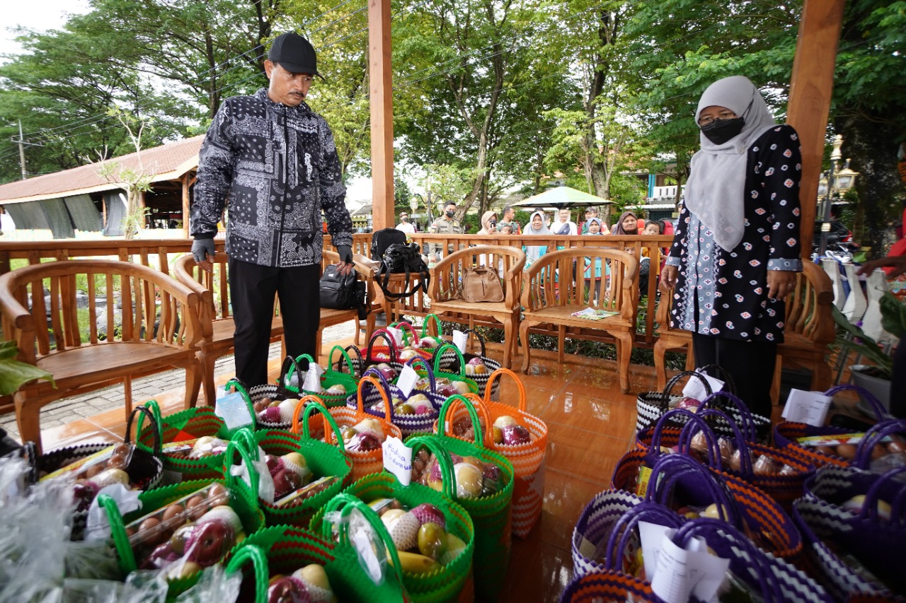 Foto 4 dari 7: Lewat Warung Stop Stunting, Wali Kota Penuhi Gizi Balita Dan Ibu Hamil