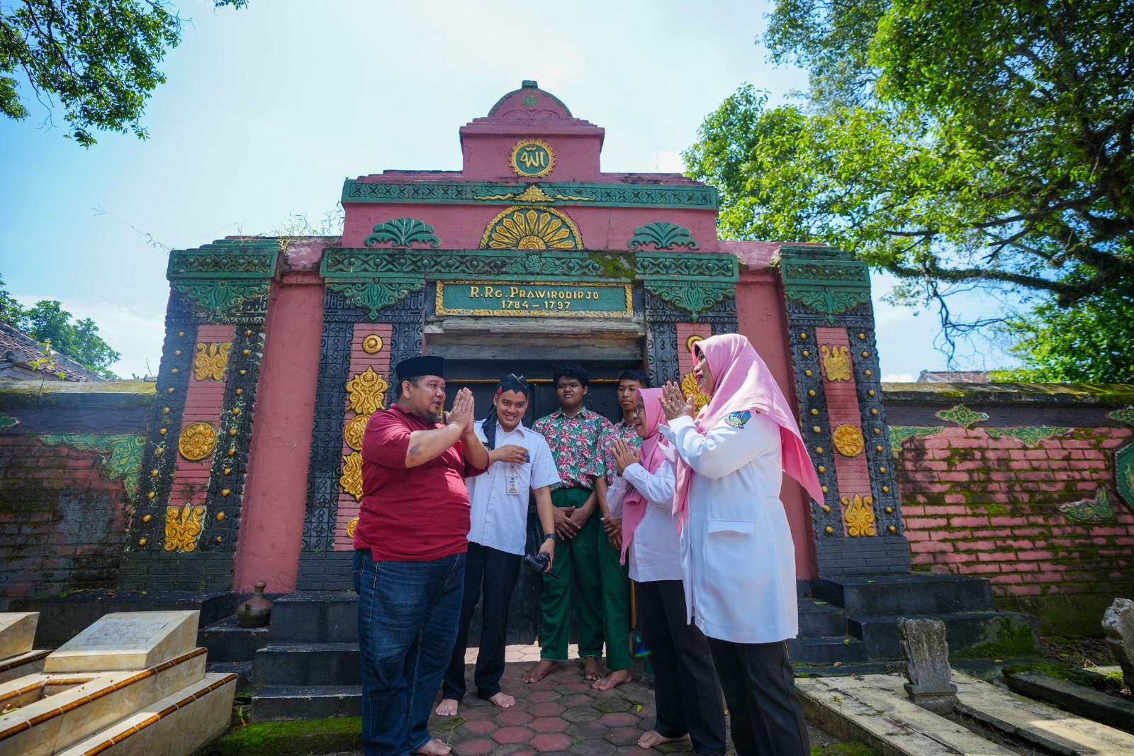 Foto 3 dari 9: Belajar Sekaligus Tumbuhkan Rasa Cinta Kota, Siswa SMKN 5 Gelar ODL di Situs Bersejarah Kota Pendekar