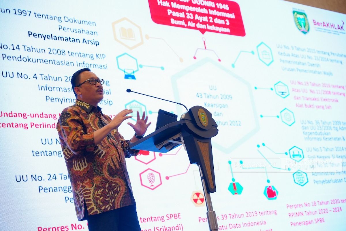 Foto 3 dari 8: Wali Kota-Plt Kepala Arsip Nasional Launching Aplikasi Srikandi, Wali Kota Harap Urusan Kearsipan Semakin Mudah dan Cepat