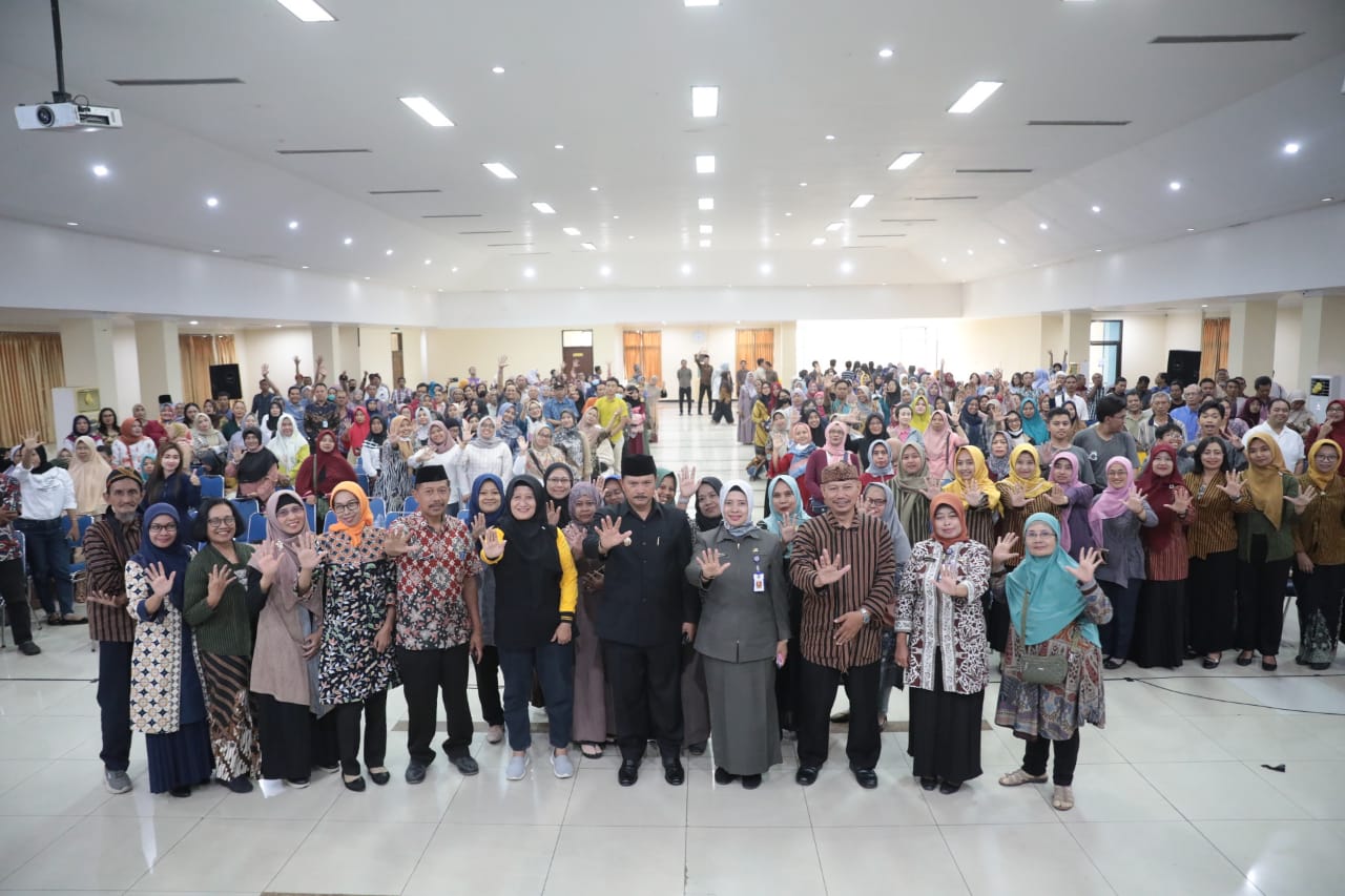 Foto 7 dari 8: Beri Arahan Parenting ke Orang Tua Siswa, Wali Kota Sampaikan Pentingnya Pendidikan Keluarga