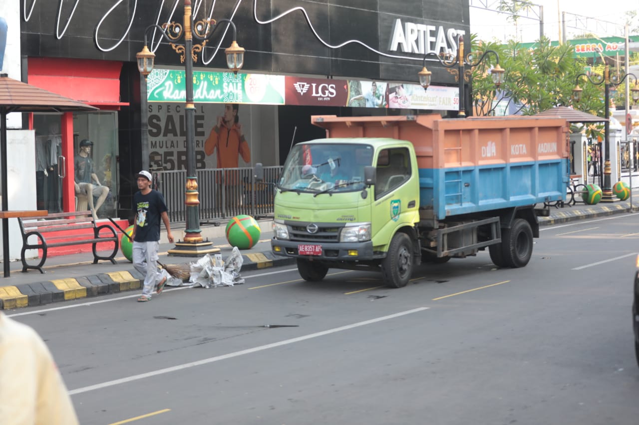 Foto 8 dari 8: Tak Kenal Libur, Petugas Kebersihan DLH Bersihkan Sampah Pasca Salat Ied