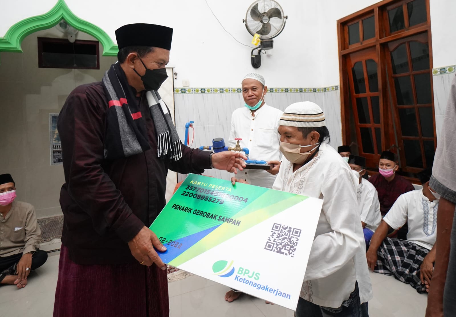 Foto 4 dari 10: Salat Isya di Musala Nur Hidayah Kelurahan Banjarejo, Wali Kota Pesan Jaga Kesehatan Lingkungan