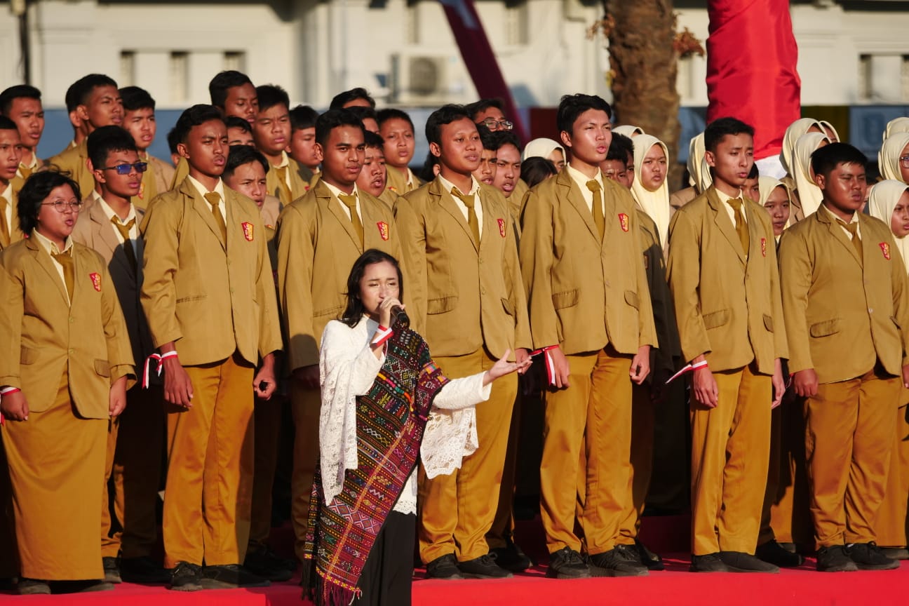 Foto 7 dari 8: Pakaian Adat Hingga Tarian Nusantara Warnai Upacara Penurunan Bendera Peringatan HUT Kemerdekaan Ke-78 RI