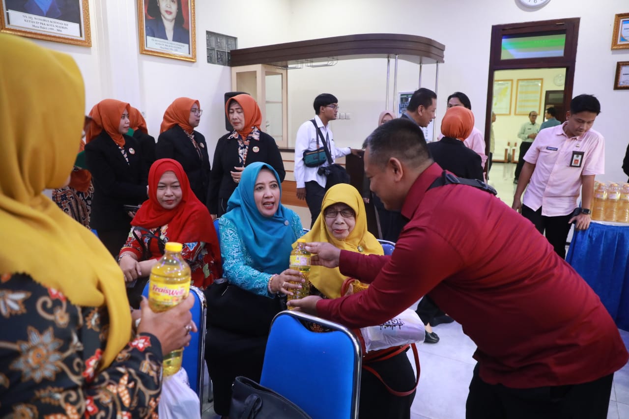 Foto 10 dari 13: Lantik Kepengurusan Perwosi Masa Bakti 2023-2027, Wali Kota Harap Peran Perwosi dalam Kemajuan Kota