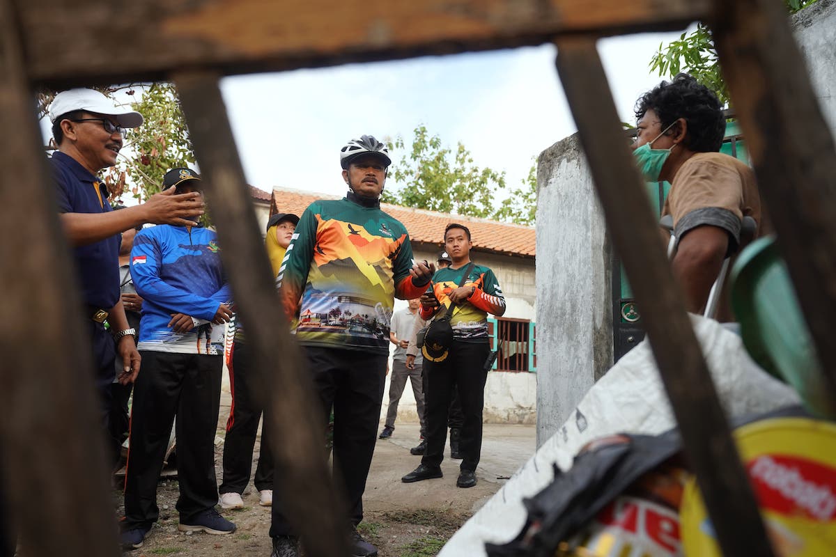 Foto 1 dari 9: Sembari Gowes, Wali Kota Resmikan RTH, Beri Bansos Disabilitas, Hingga Bantuan RTLH