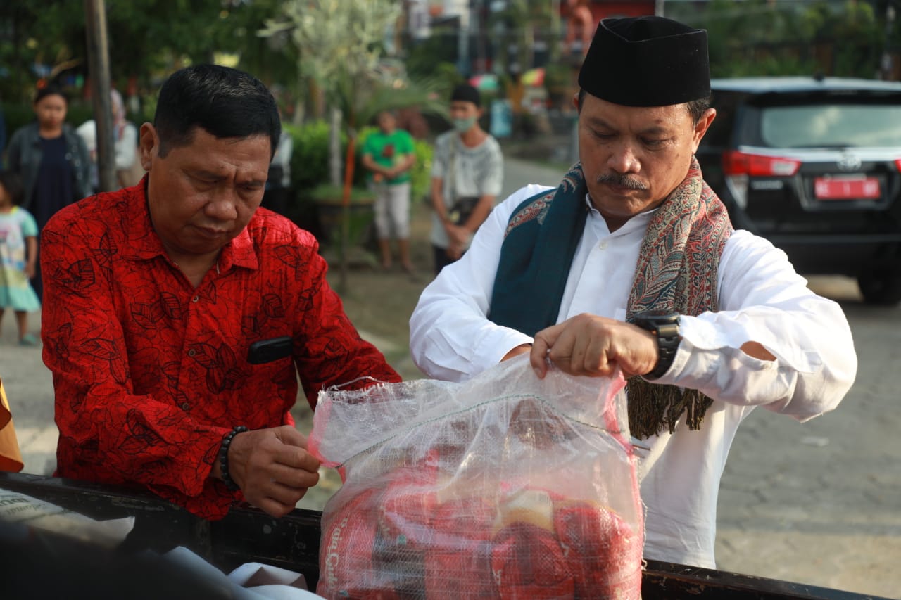 Foto 2 dari 13: Bagikan Ratusan Beras dan Gula ke PKL, Wali Kota: Sembako Selalu Ada