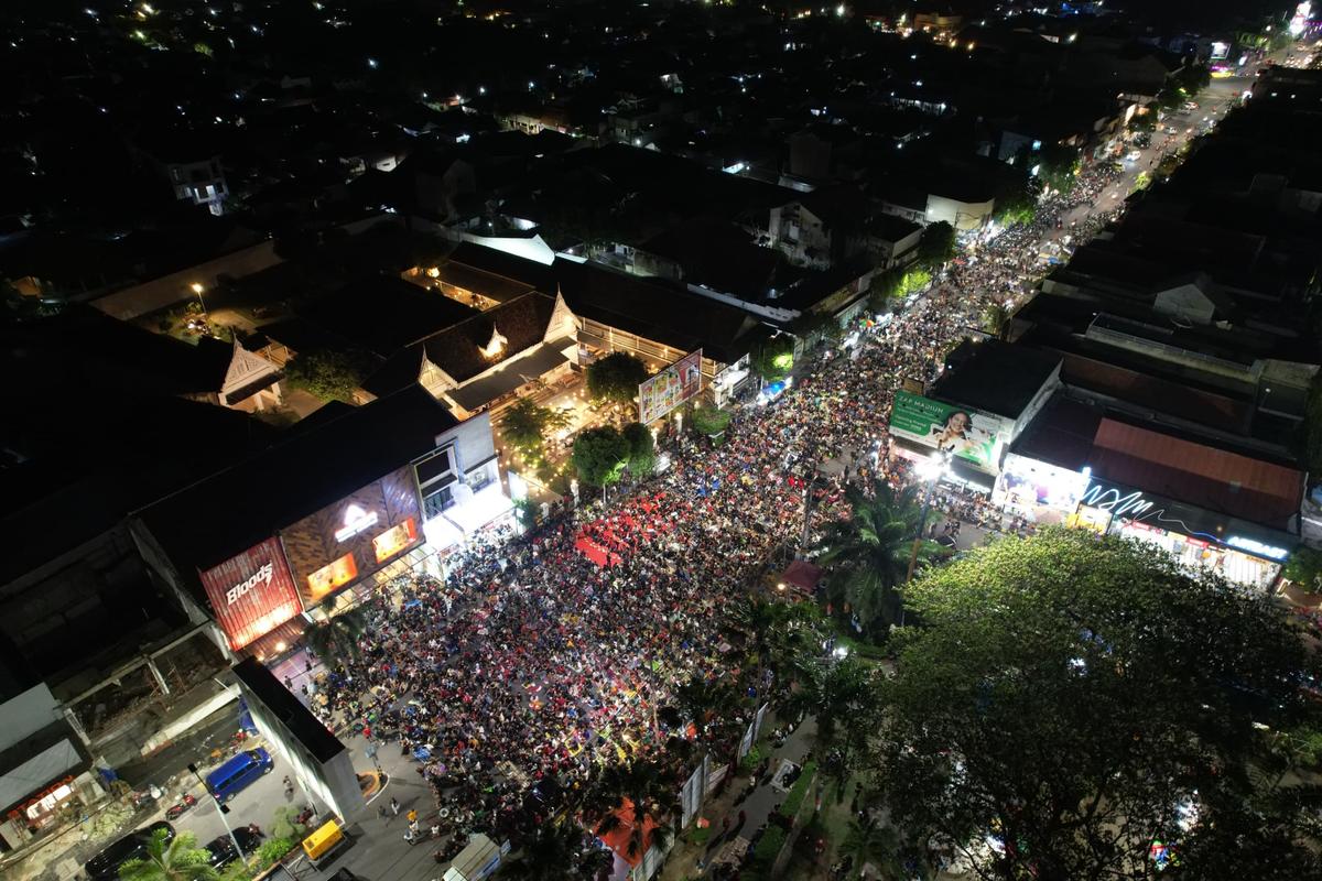 Foto 12 dari 19: Dukungan Tak Pernah Padam, Meski Kembali Menelan Kekalahan