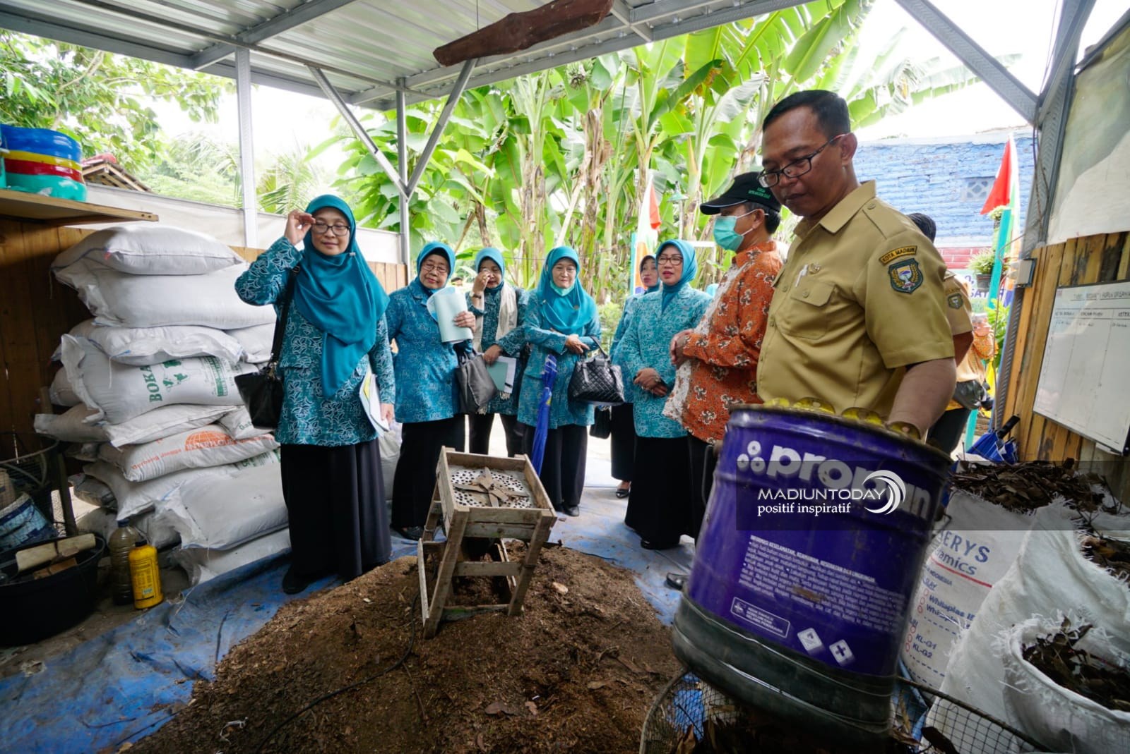 Foto 2 dari 16: Kunjungan Lapangan Lomba PKK Sehat Lestari Berencana, Tim Juri Akui Terkesan Dengan Kota Madiun