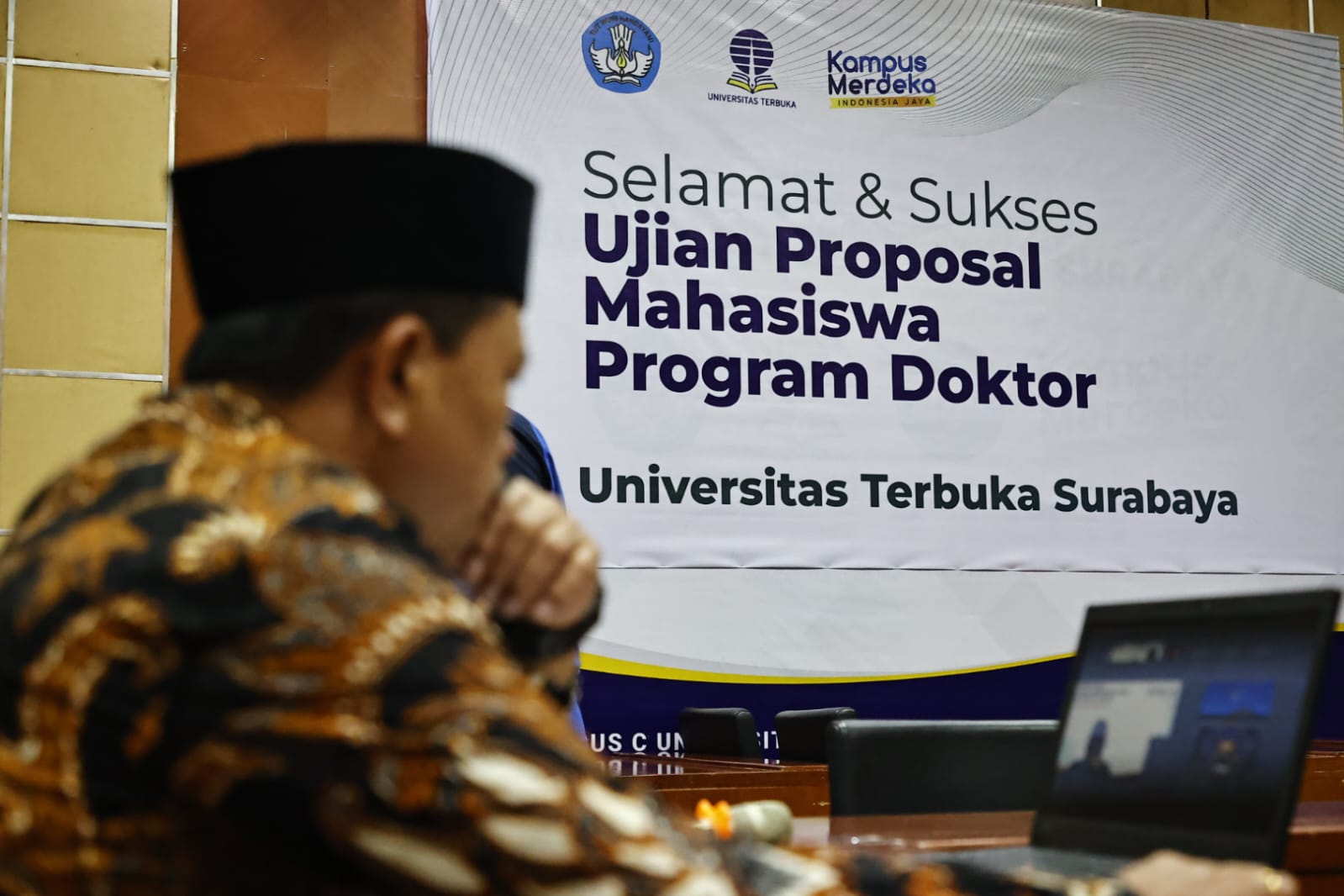Foto 2 dari 6: Jalani Sidang Ujian Proposal Doktor Hari Ini, Wali Kota : Ilmu Pengetahuan Harus Terus Digali