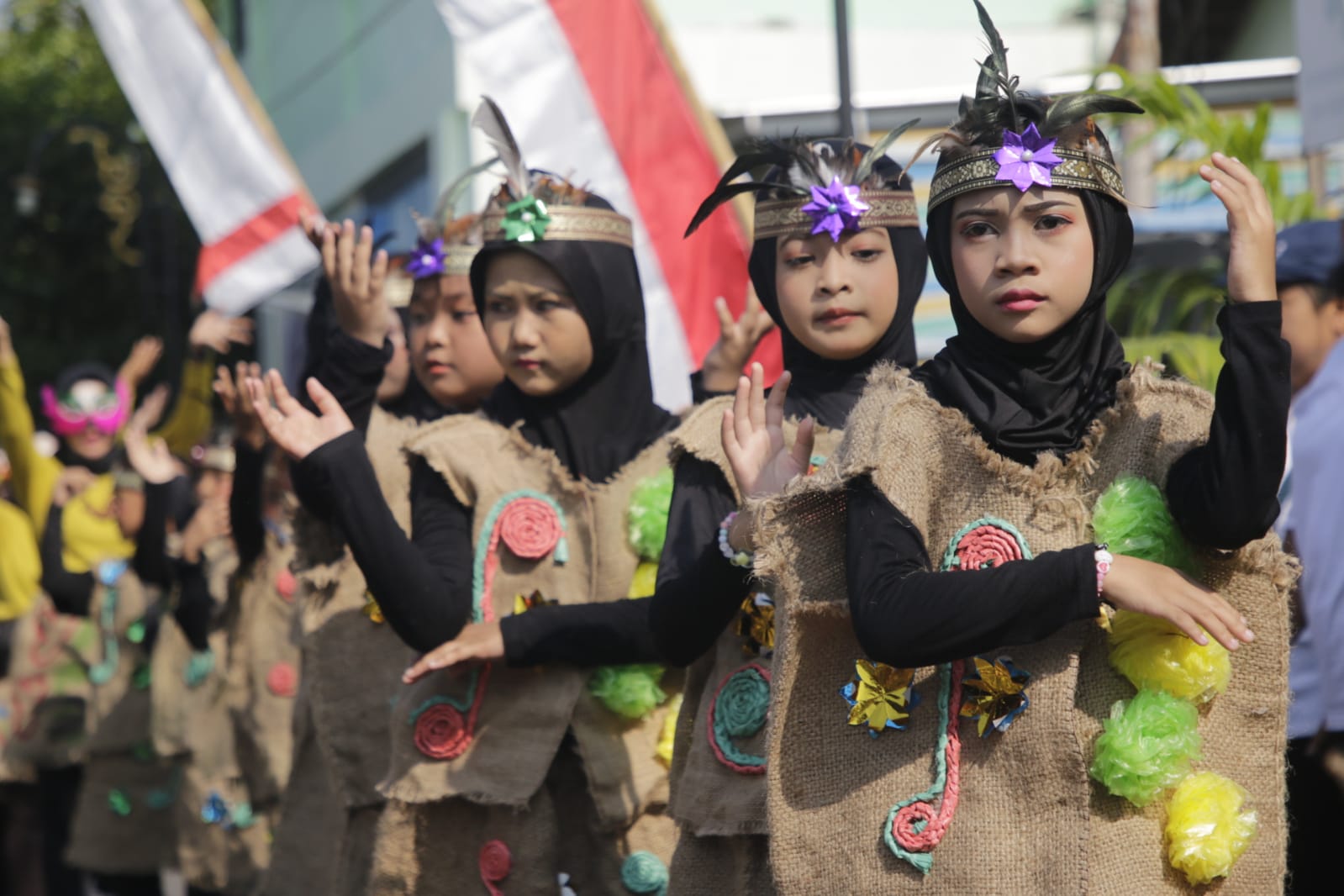 Foto 1 dari 14: Kreasi Plastik Bekas Jadi Baju Berkelas
