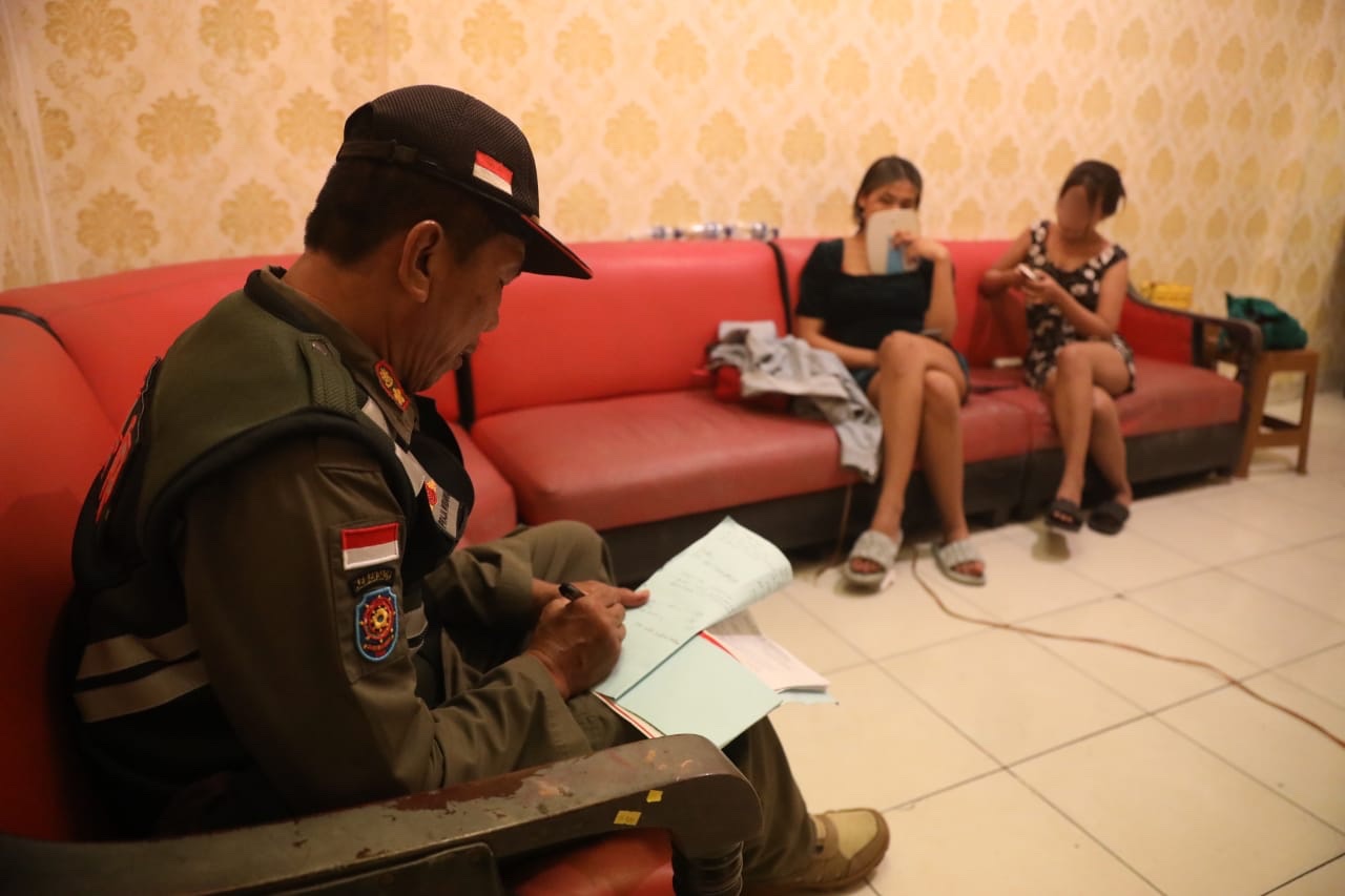Foto 5 dari 10: Tingkatkan Trantibumlinmas, Satpol PP Gelar Razia Tempat Hiburan Malam
