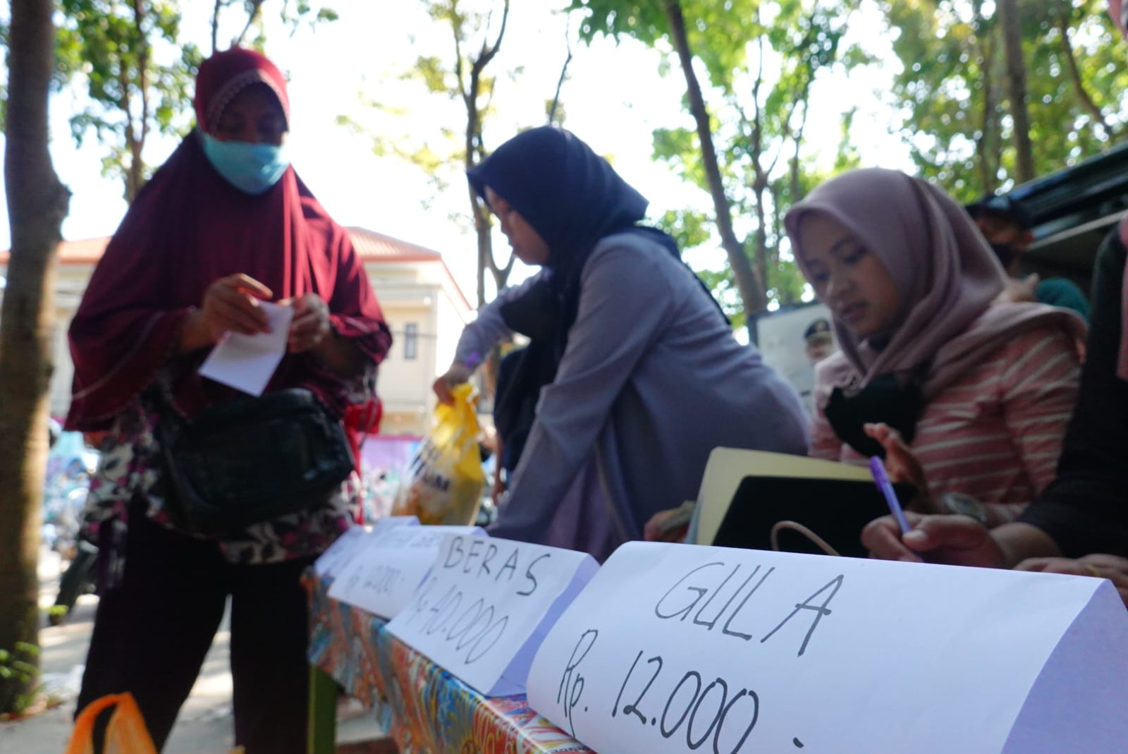 Foto 2 dari 11: Hadiri Kegiatan Bersama Masyarakat, Wali Kota Datangkan Warung Tekan Inflasi