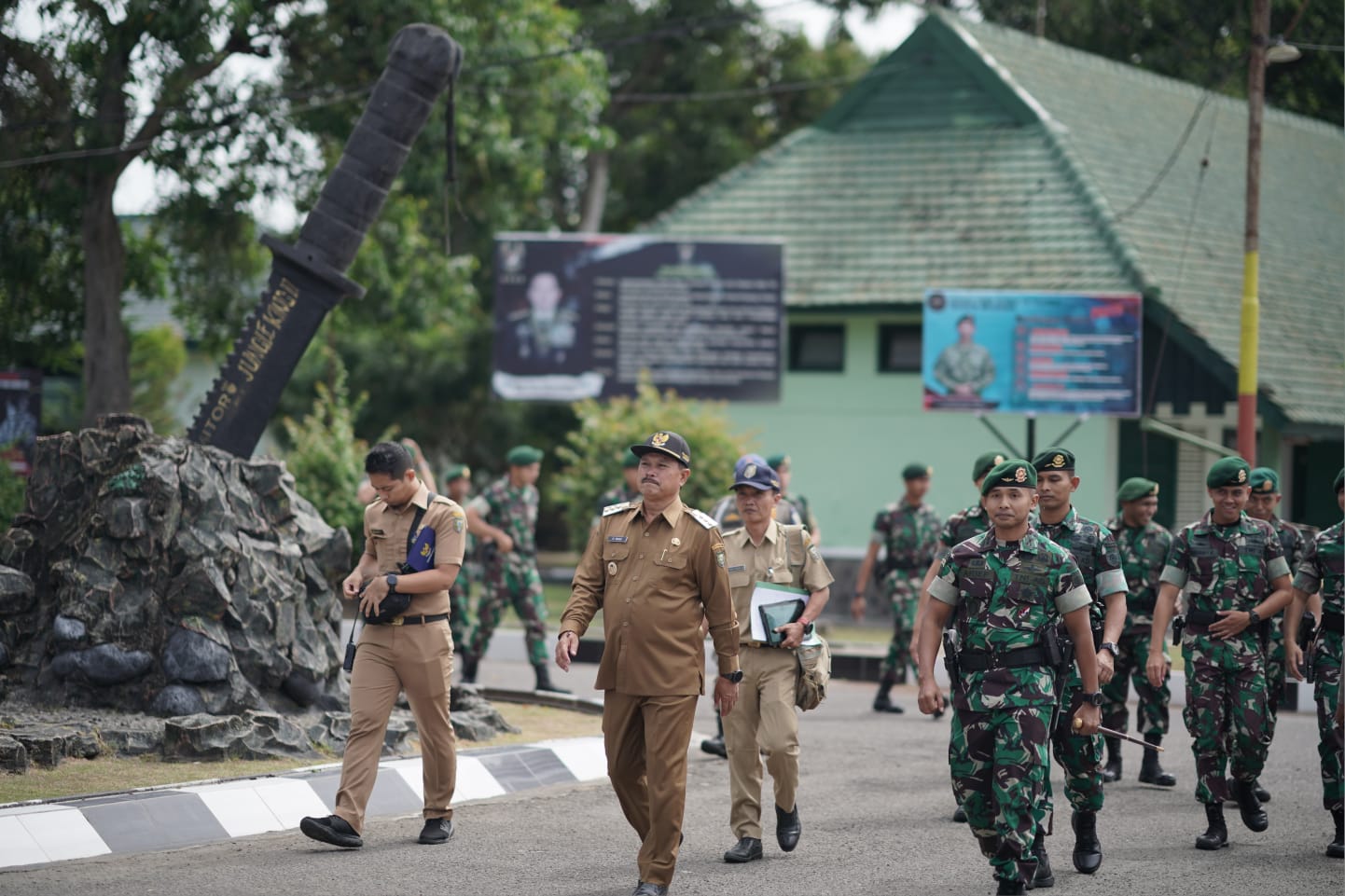 Foto 8 dari 8: Peletakan Batu Pertama Pembangunaan Pagar di Mayonif Para Raider 501/BY, Wali Kota: Wujud Identitas Kuat dan Hebat