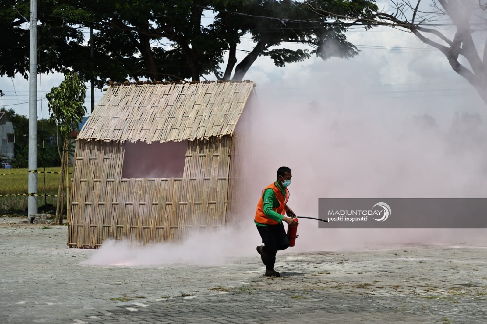 Foto 3 dari 8: Rusunawa Dilalap Si Jago Merah, Petugas Cekatan Padamkan Api Kebakaran