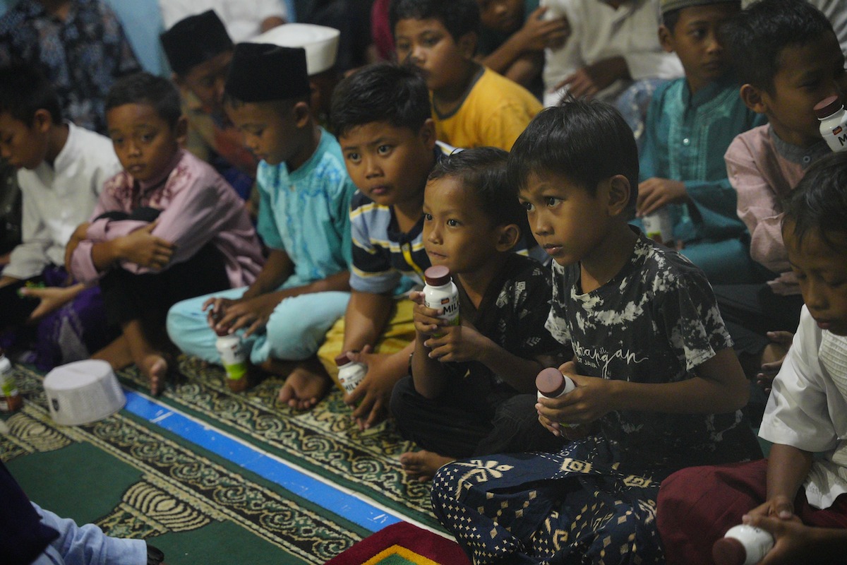 Foto 6 dari 8: Salat Isya di Masjid Reksogati, Wali Kota Salurkan Bantuan Tempat Ibadah Rp 20 Juta