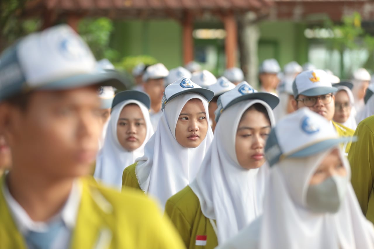 Foto 9 dari 13: Jadi Pembina Apel di SMAN 4 Kota Madiun, Wali Kota Pesan Jaga Diri dan Disiplin dalam Belajar