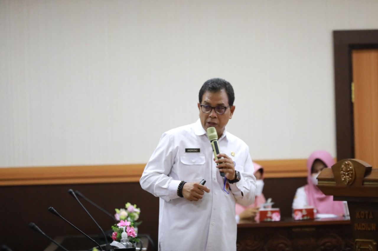 Foto 5 dari 7: Wali Kota Teken Usulan Kenaikan UMK Kota Madiun 2023