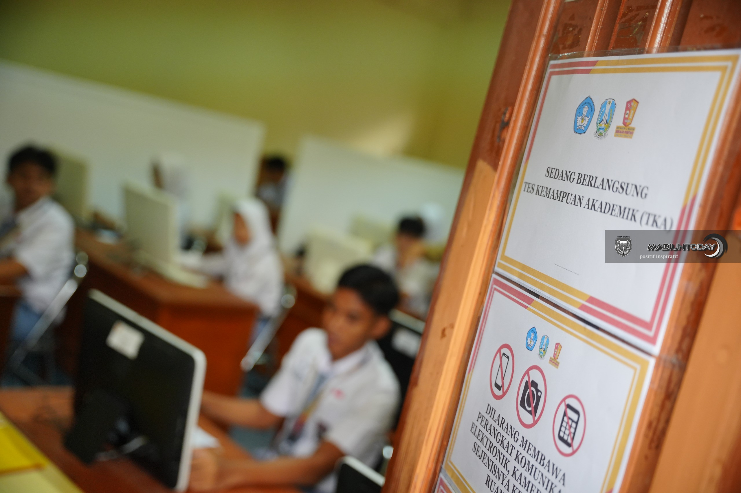 Ribuan Siswa SMA/SMK Kota Madiun Ikuti TKA, Ujian Berjalan Lancar Meski Sempat Terkendala Sistem