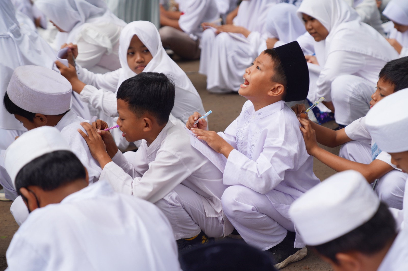 Foto 8 dari 9: Peringati Isra’ Mi’raj, SDN 03 Nambangan Kidul Ajak Siswa Praktek Perjalanan Rasulullah Dari Mekkah Ke Sidratul Muntaha