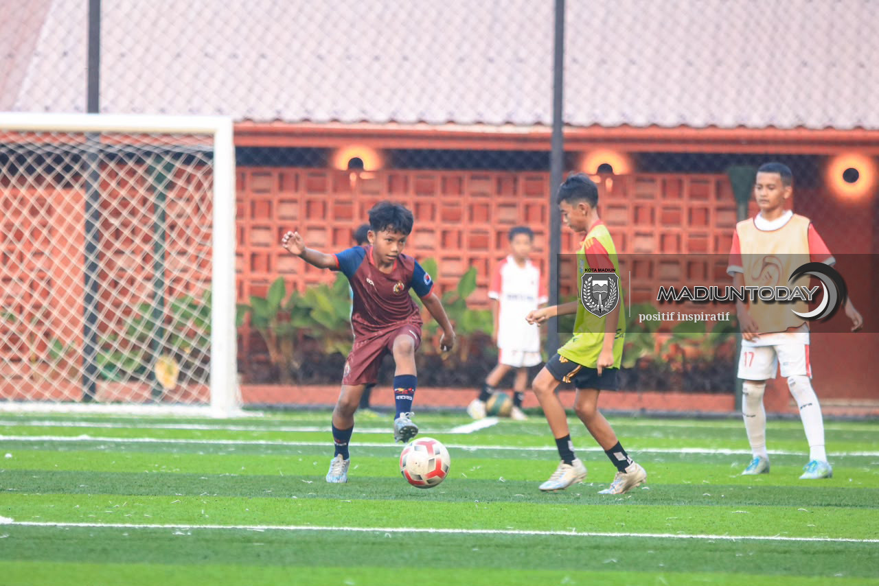 Foto 9 dari 10: Kantongi Puluhan Kejuaraan di Usia 10 Tahun, Pesepak Bola Cilik Kota Pendekar Ini Dipercaya Jadi Kapten di Ibu Kota