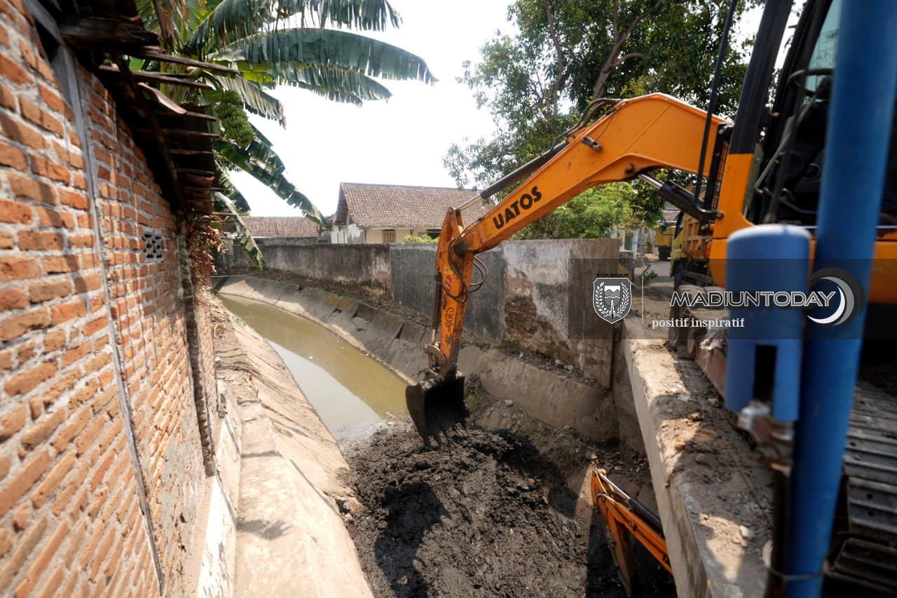 Foto 3 dari 4: Muncul Saat WBR dengan Deadline 30 Hari, Pengerukan Sedimen Sungai Terate Barat Sudah 78 Persen