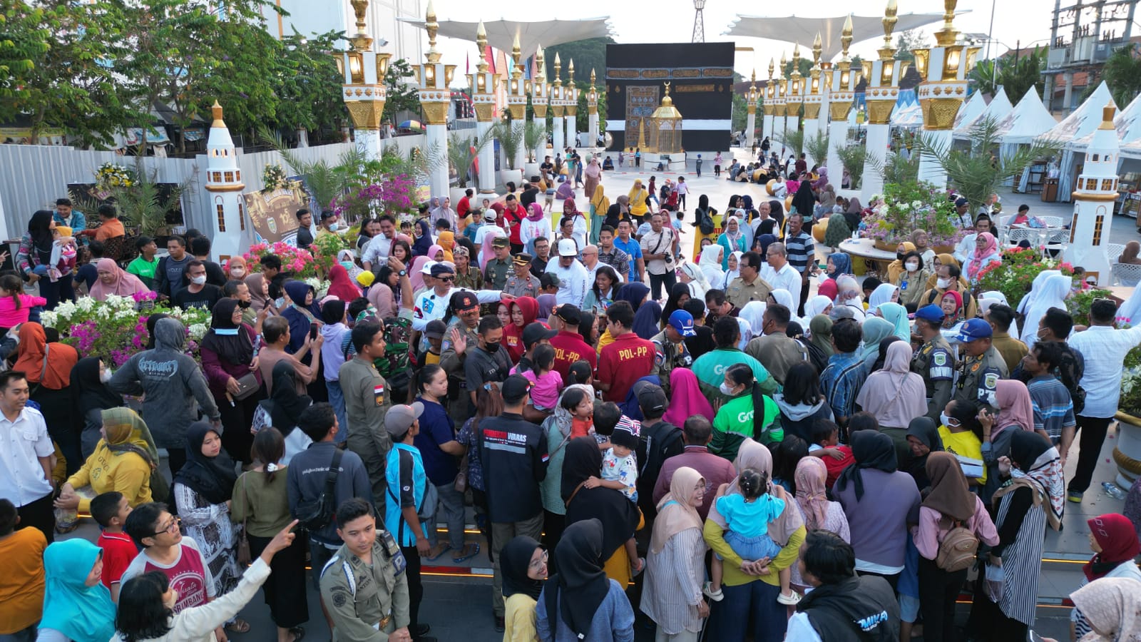 Foto 5 dari 11: Peringati HJM Ke-105, Wali Kota Gelar Pesta Rakyat Di PSC