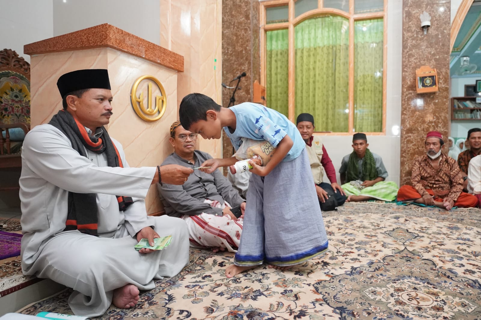 Foto 8 dari 10: Salat Isya di Masjid Al-Furqon, Wali Kota Belanja Masalah Langsung dari Jamaah