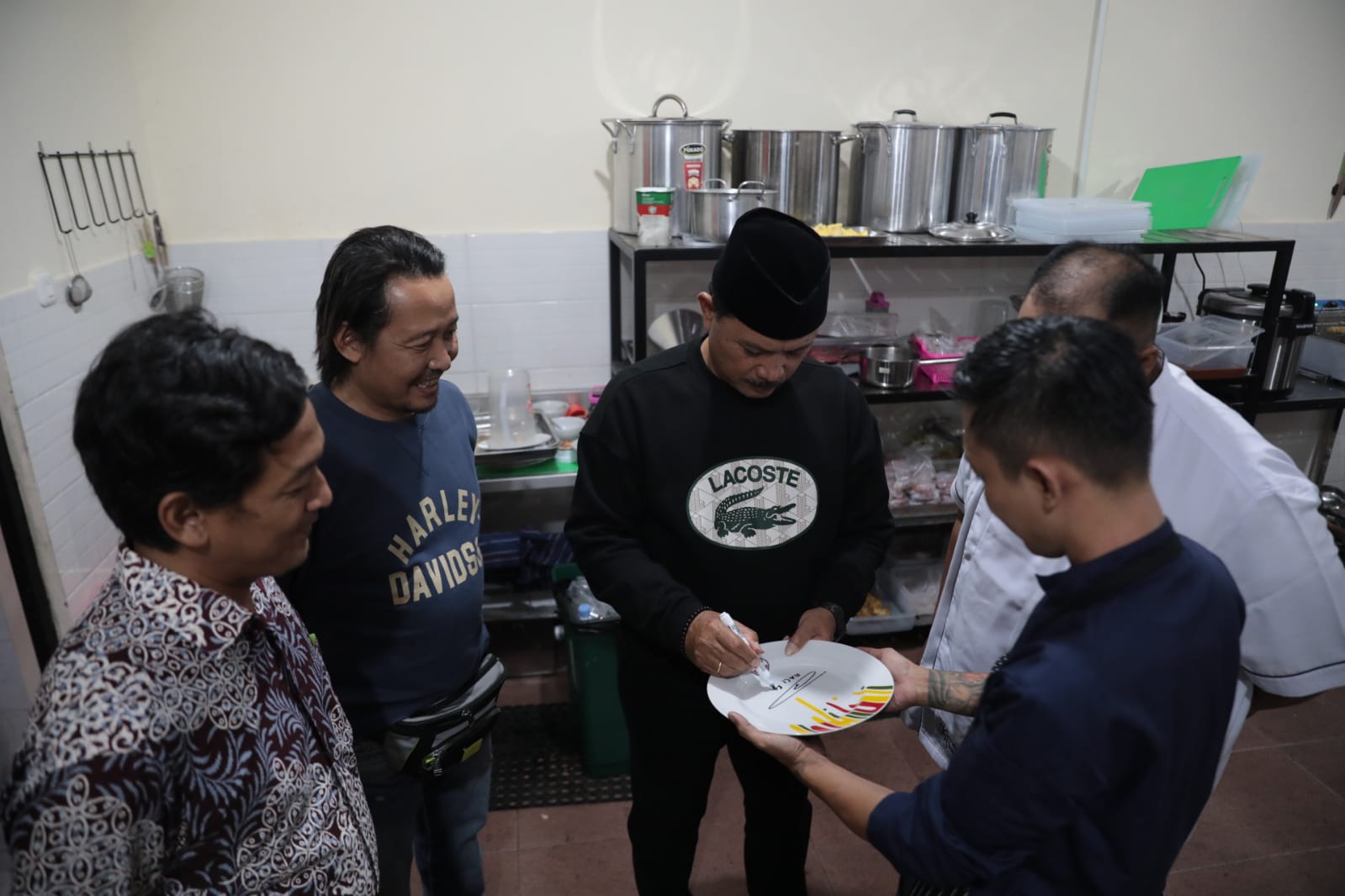 Foto 9 dari 17: Soft Opening Warung Garasi, Wali Kota Apresiasi Tambah Ramai Wisata Kuliner di Kota Madiun