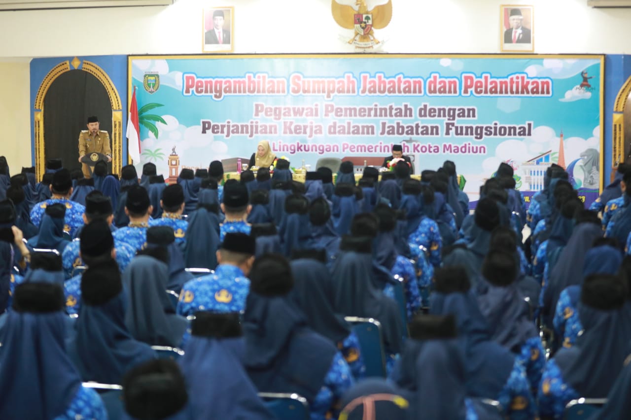 Foto 1 dari 16: Pengambilan Sumpah Jabatan dan Pelantikan PPPK, Wali Kota Dr. Maidi: Apa yang Diucapkan Harus Dijalankan