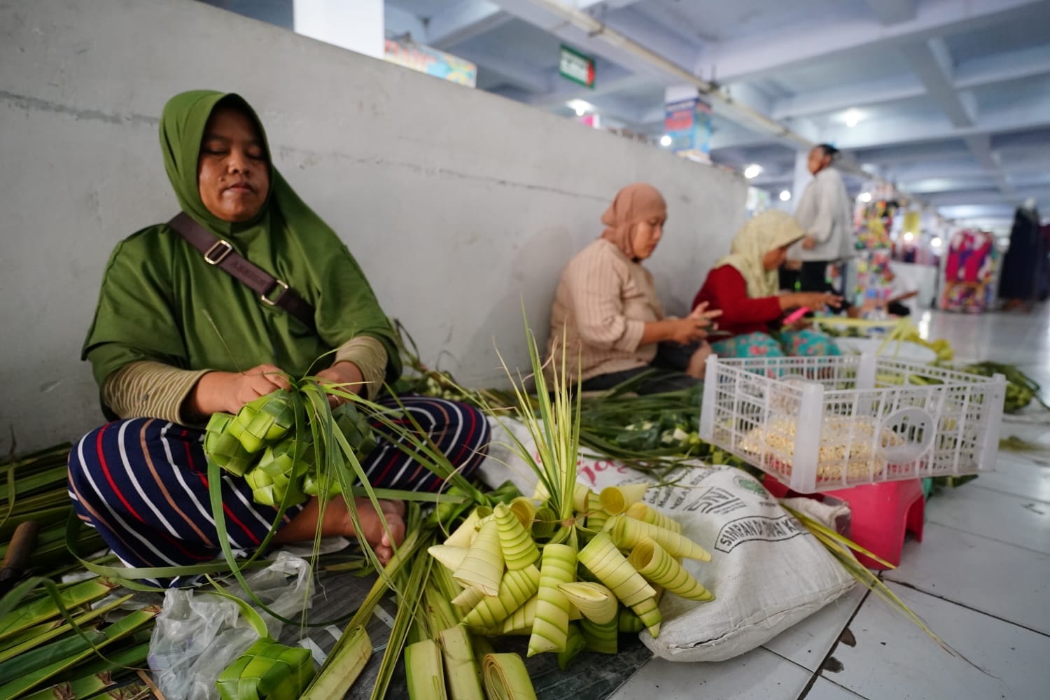 Foto 7 dari 10: Baru H+3 Lebaran, Pedagang Ketupat PBM Akui Penjualan Tahun Ini Lebih Laris