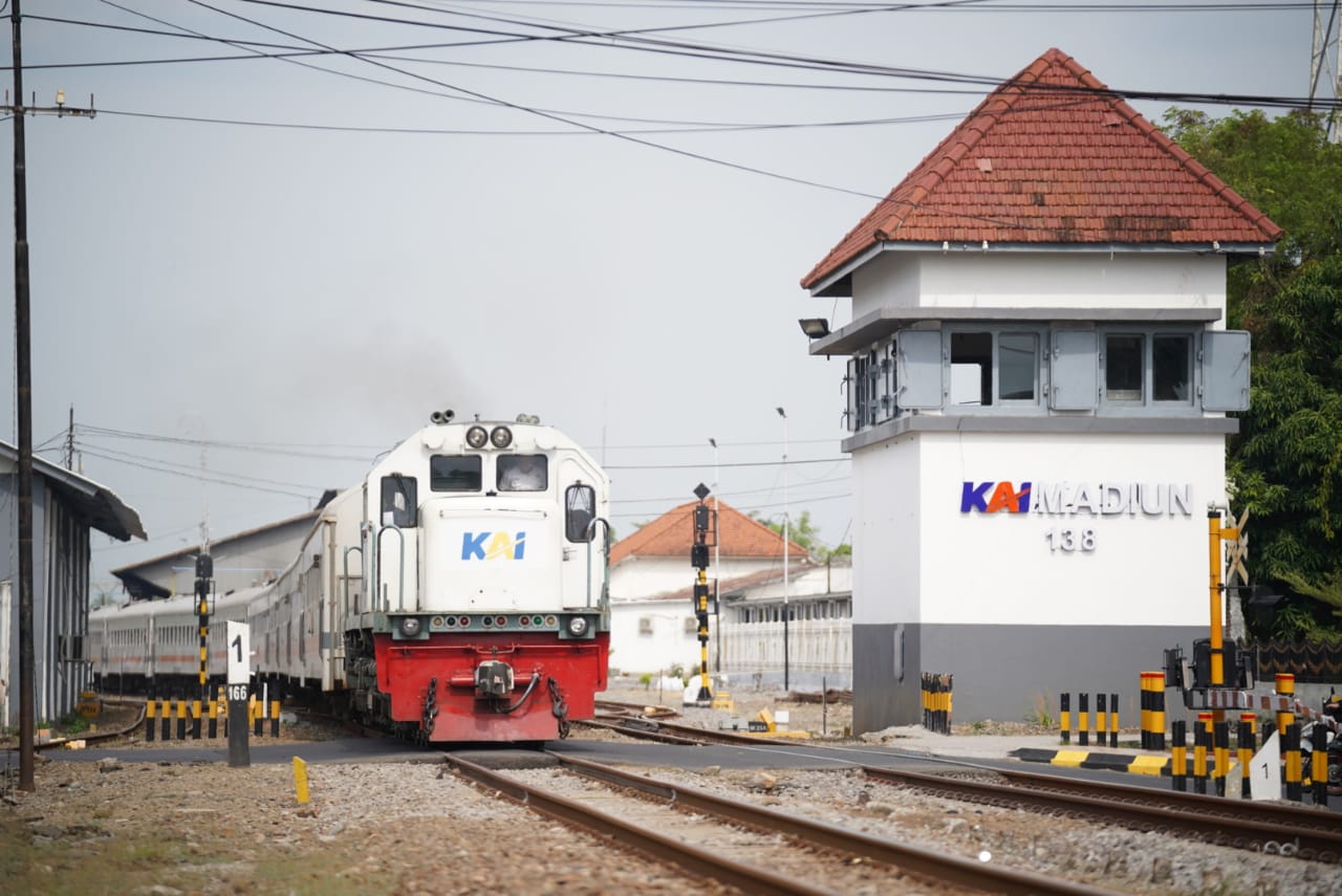 Foto 2 dari 3: KAI Terapkan Penyesuaian Tarif Khusus Kereta Api