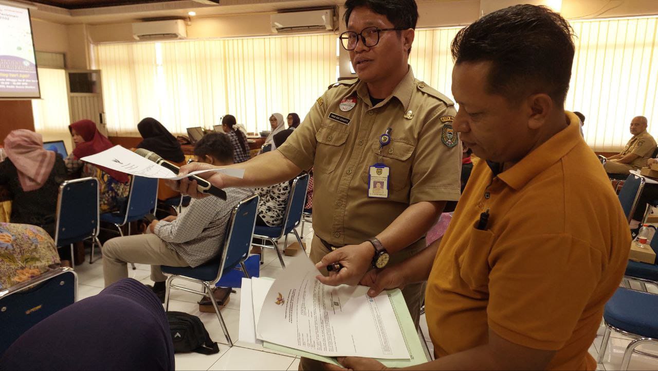 Foto 10 dari 11: Dorong UMKM Naik Kelas, Pemerintah Kota Madiun-PT. INKA (Persero) Gelar Bimtek Bagi Pengelola Lapak UMKM Kelurahan