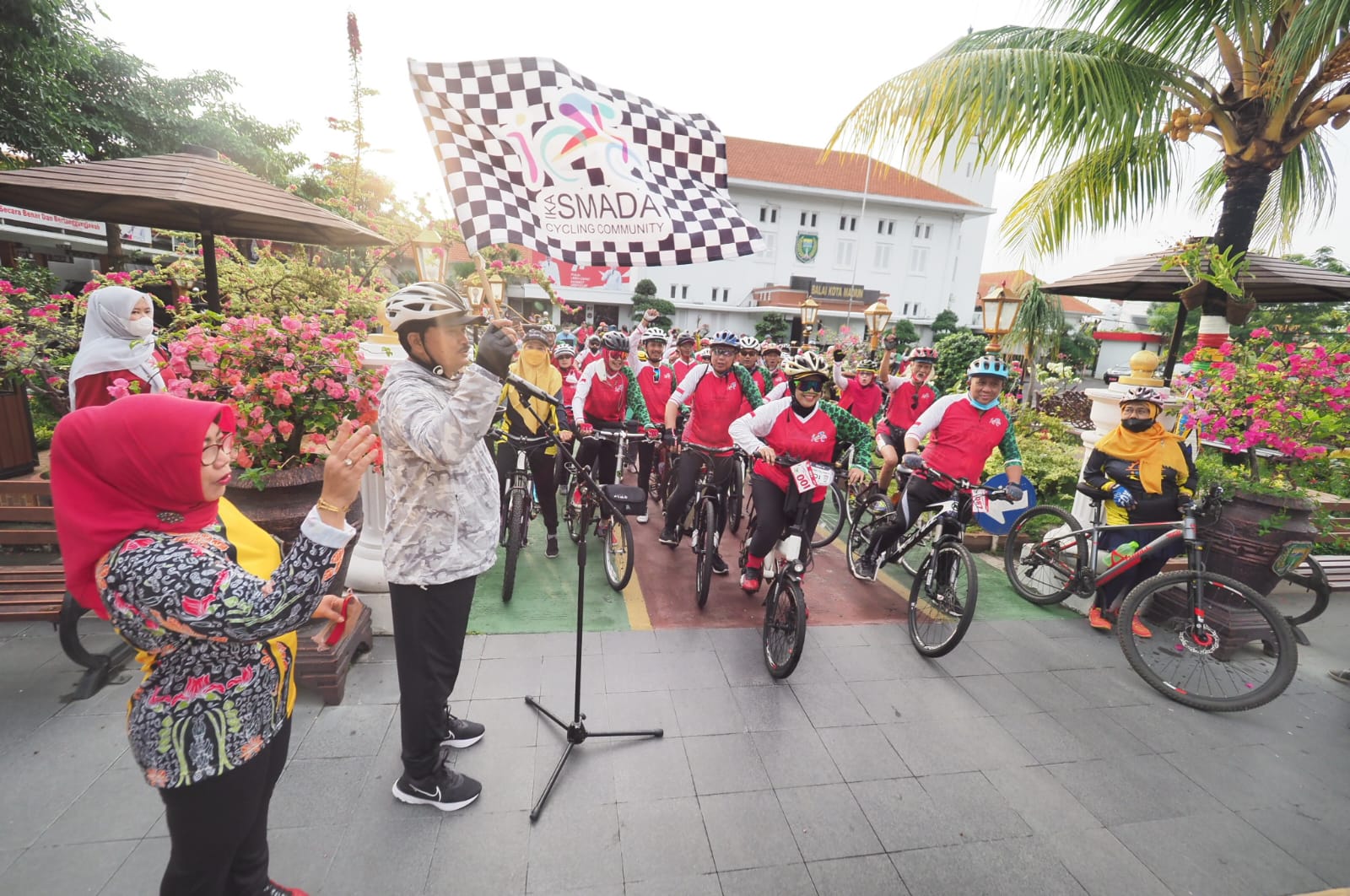 Gowes Bersama Ikasmada Surabaya dan Soedono Bike Community, Wali Kota Kenalkan Destinasi Wisata dalam Kota