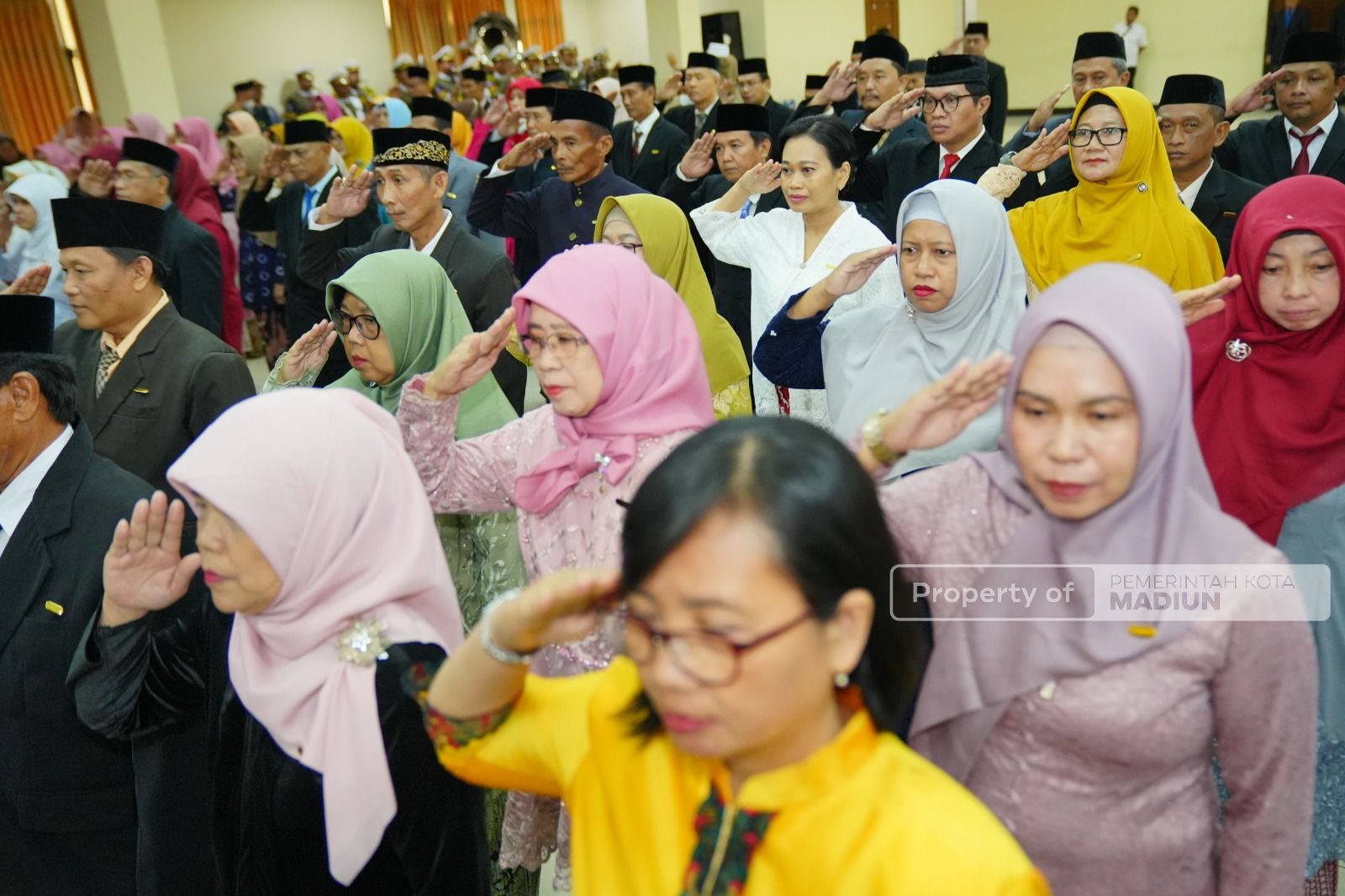 Foto 7 dari 8: 326 ASN Pemkot Madiun Raih Tanda Kehormatan Satyalancana Karya Satya, 78 Di antaranya Sudah Mengabdi 30 Tahun Lamanya