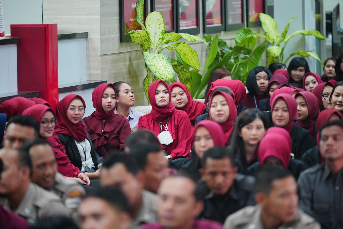 Foto 5 dari 8: Beri Motivasi Karyawan Bank Jatim, Wali Kota: Harus Mengedepankan Hasil Kerja Bukan Jam Kerja