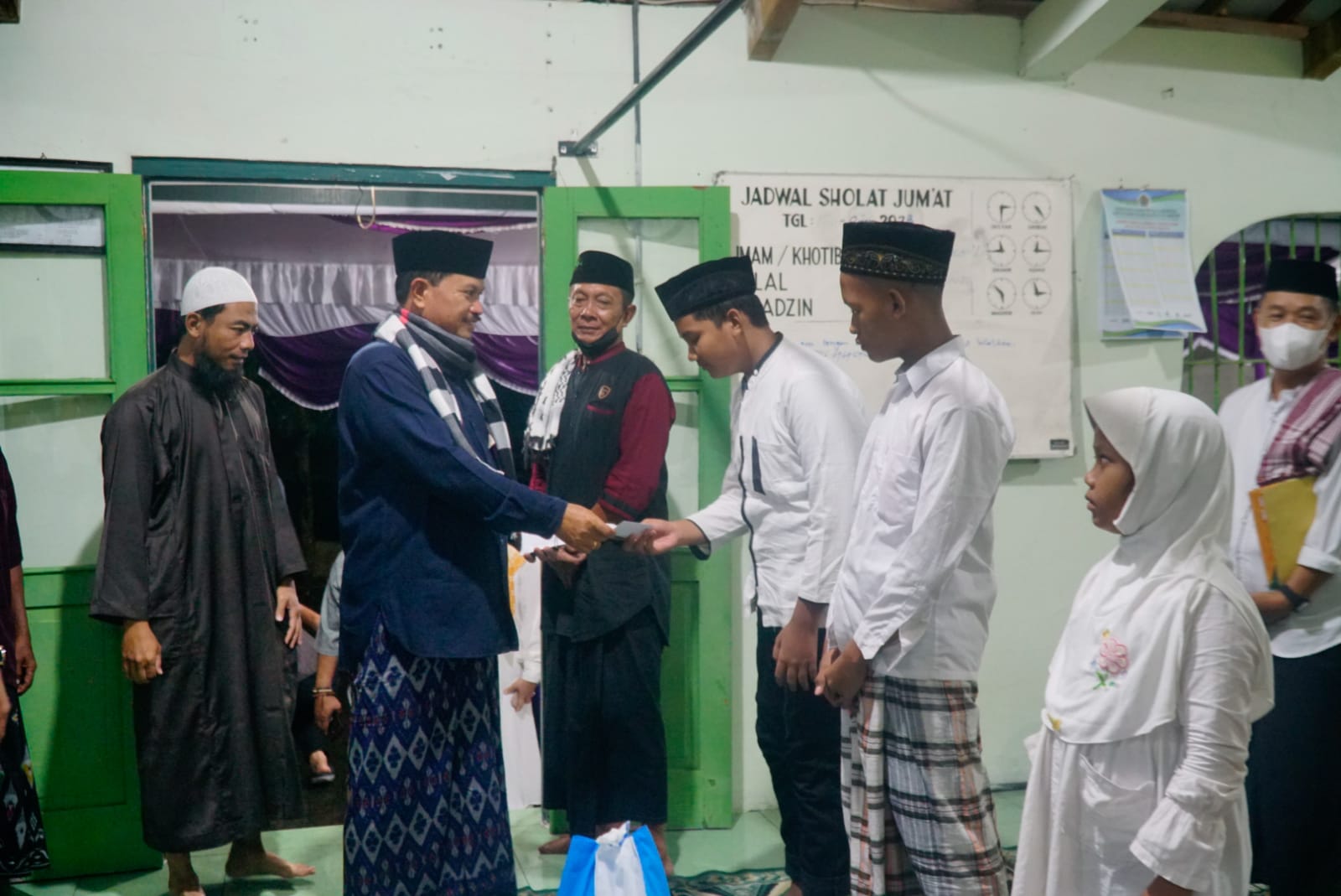 Foto 6 dari 12: Beribadah di Masjid Al Ichsan, Wali Kota Sampaikan Program Pembangunan