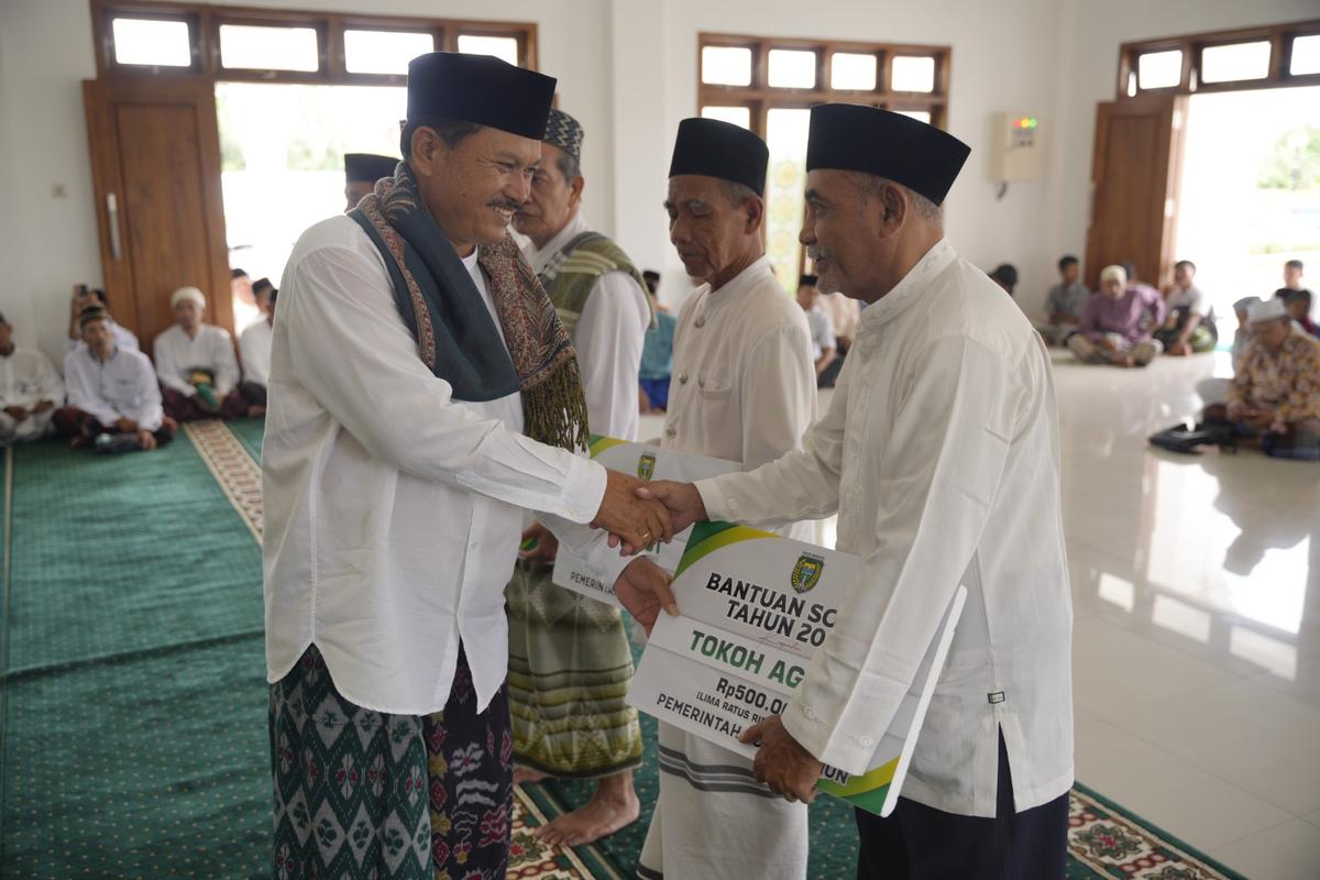 Foto 4 dari 8: Peringati Nuzulul Quran, Wali Kota Juga Serahkan Bansos Untuk Imam Masjid, Marbot, dan Tokoh Agama