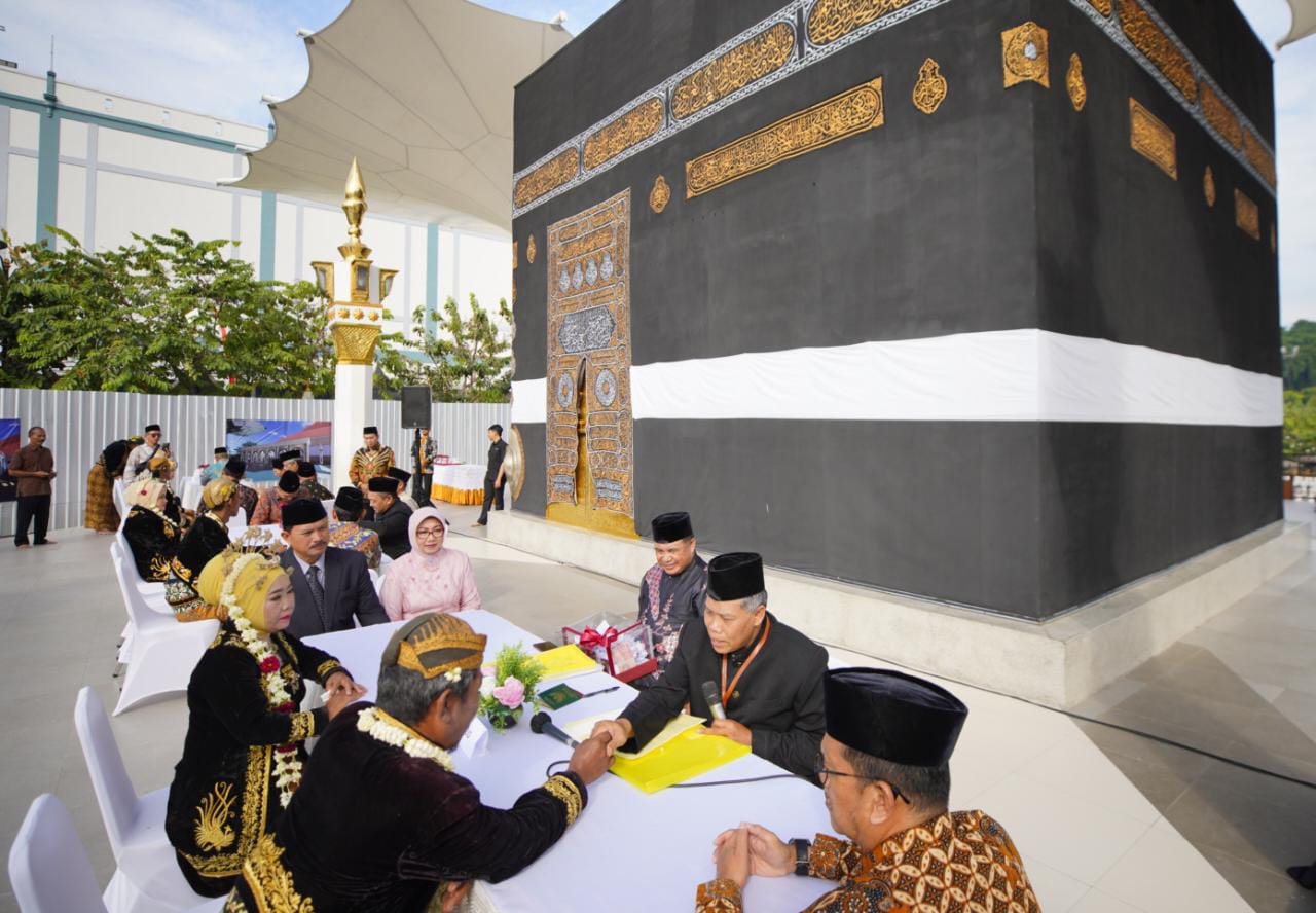 Sah! Di Depan Ka'bah, 18 Pasangan Resmi Dinikahkan Wali Kota Hari Ini