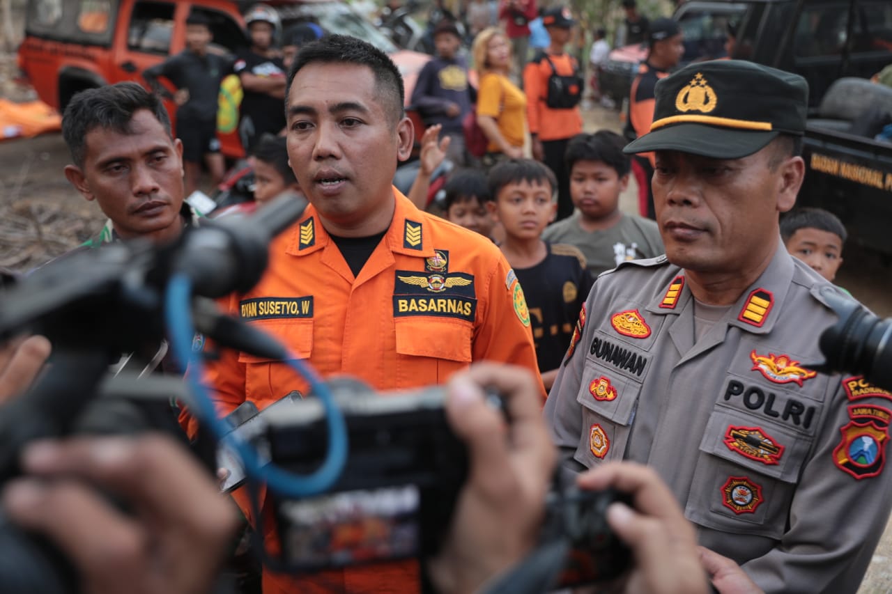 Foto 3 dari 8: Upaya Penyelaman Terkendala Kontur dan Arus Sungai, Pencarian Korban Tenggelam Dilanjutkan Besok Pagi
