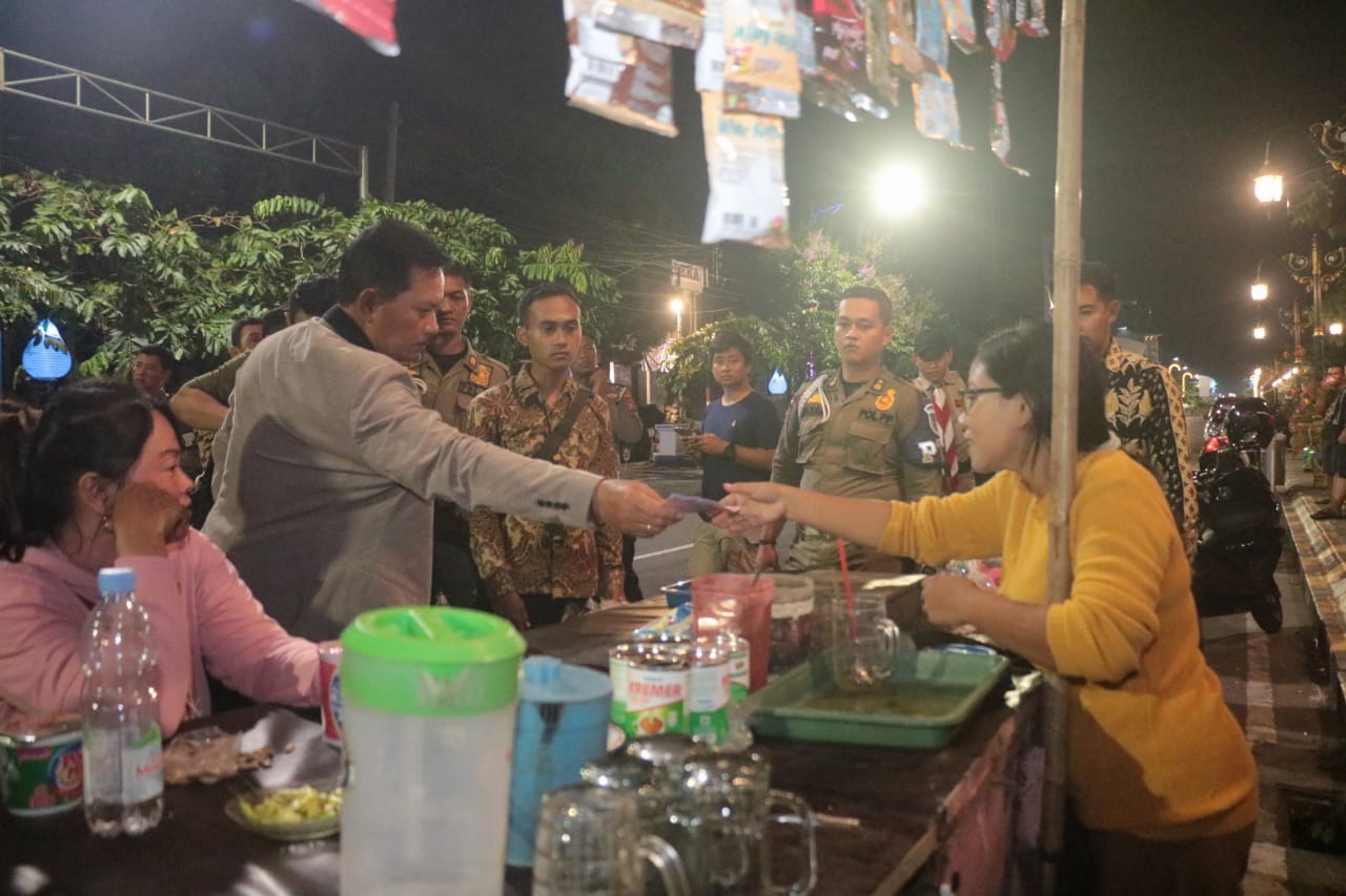 Foto 2 dari 16: Tak Hanya Beri Hiburan, Wali Kota Juga Salurkan Bantuan dan Borong Jajan untuk Dibagikan Saat Pagelaran Wayang